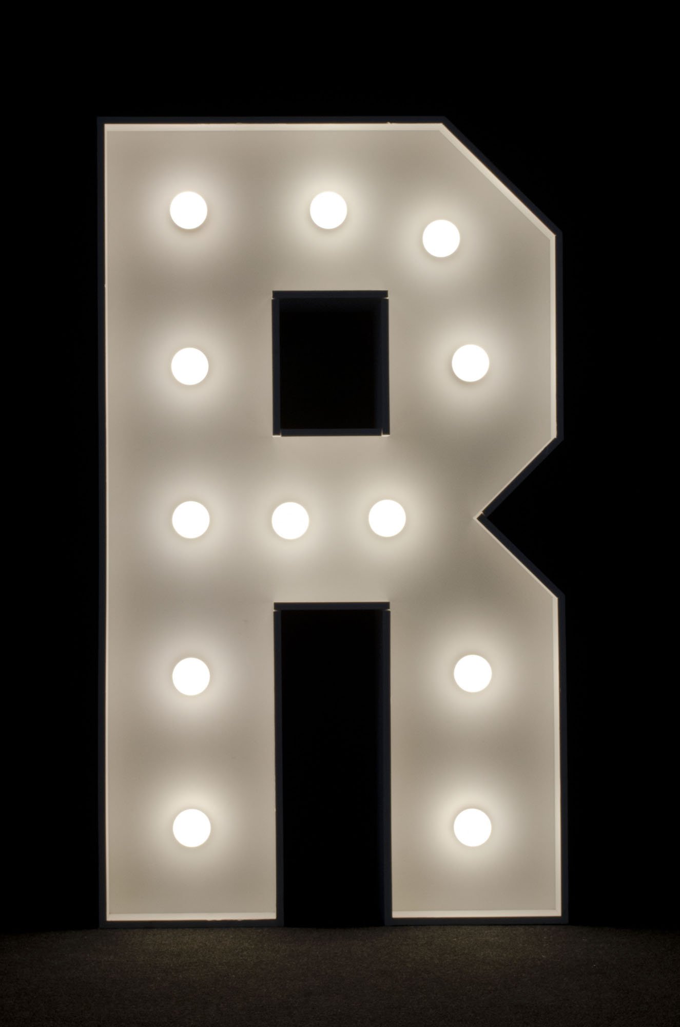 Litera R podświetlana żarówkami LED, o wysokości 1n, na wynajem, Opolu, alfabet A-Z