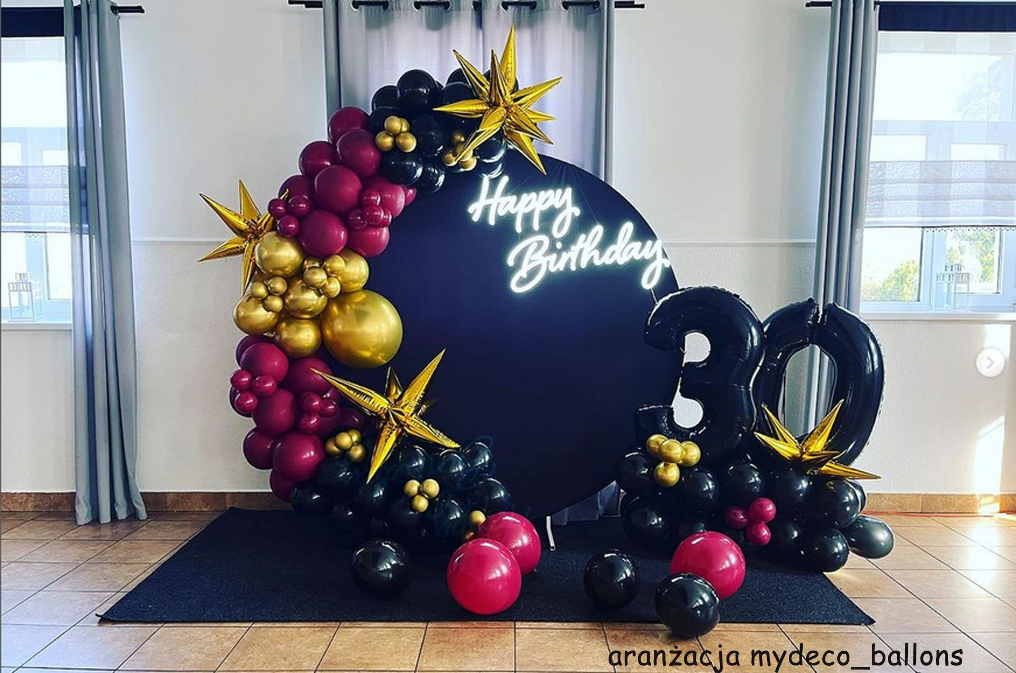 Neon Happy Birthday - idealna dekoracja świetlna na osiemnastkę. Dostępny na wynajem w Opolu