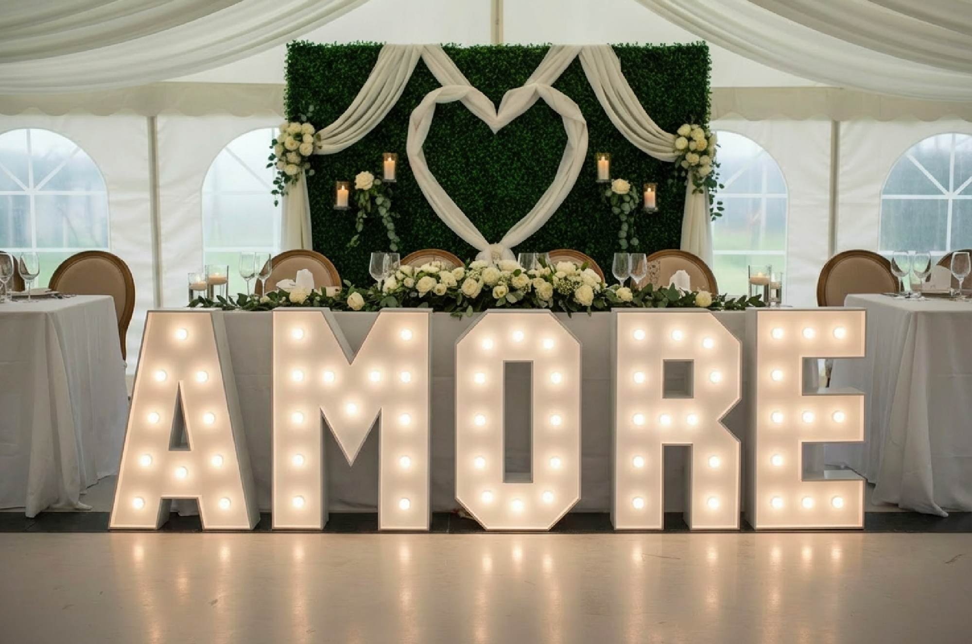 AMORE przed stołem Pary Młodej, dekoracja pierwszego planu; wynajem liter świetlnych na wesele.