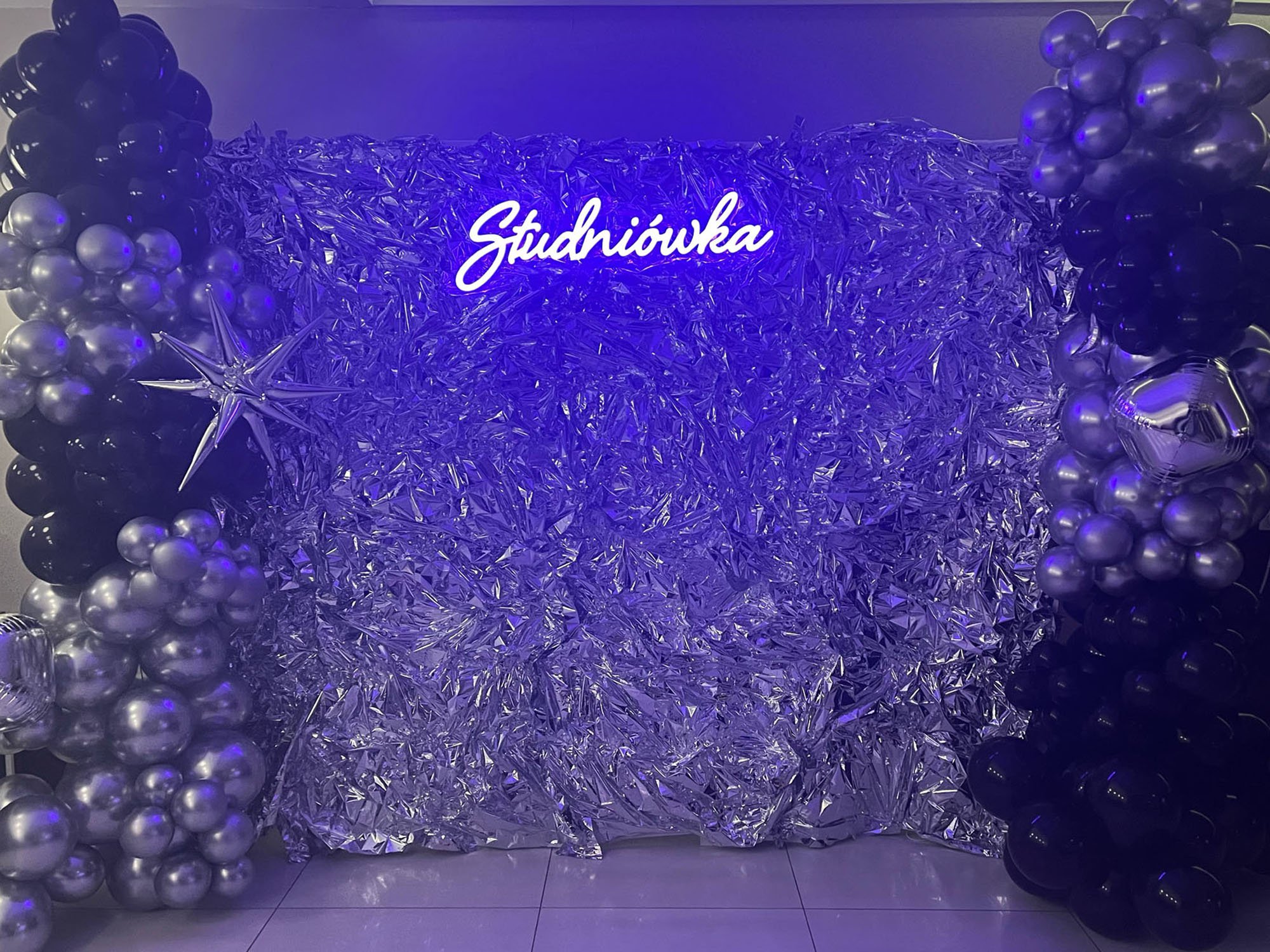 Dekoracja świetlna na bal maturalny. Zrób zdjęcie i zatańcz w blasku neonu STUDNIÓWKA