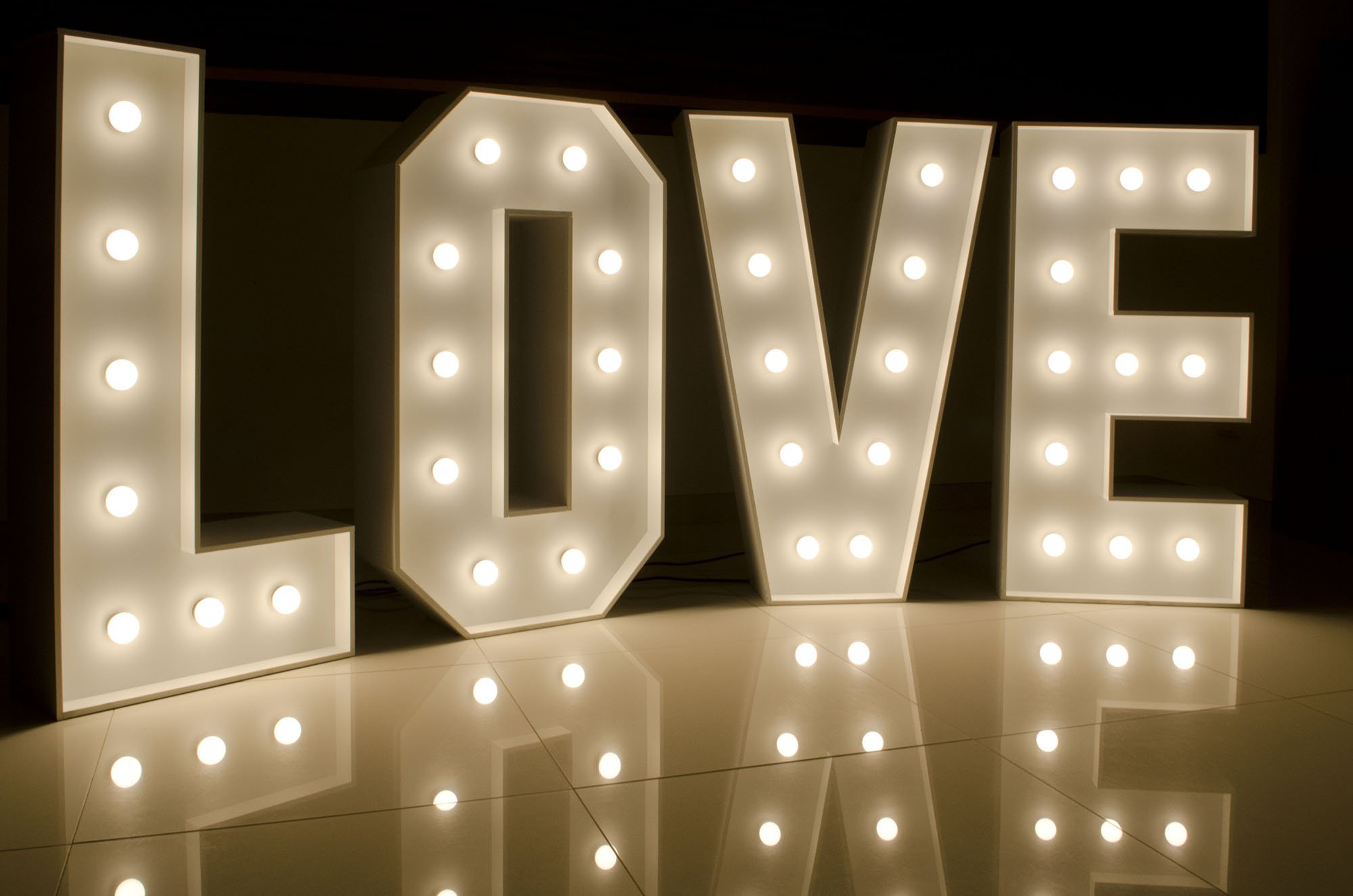 LOVE przy altanie z księgą gości i stołem z przekąskami