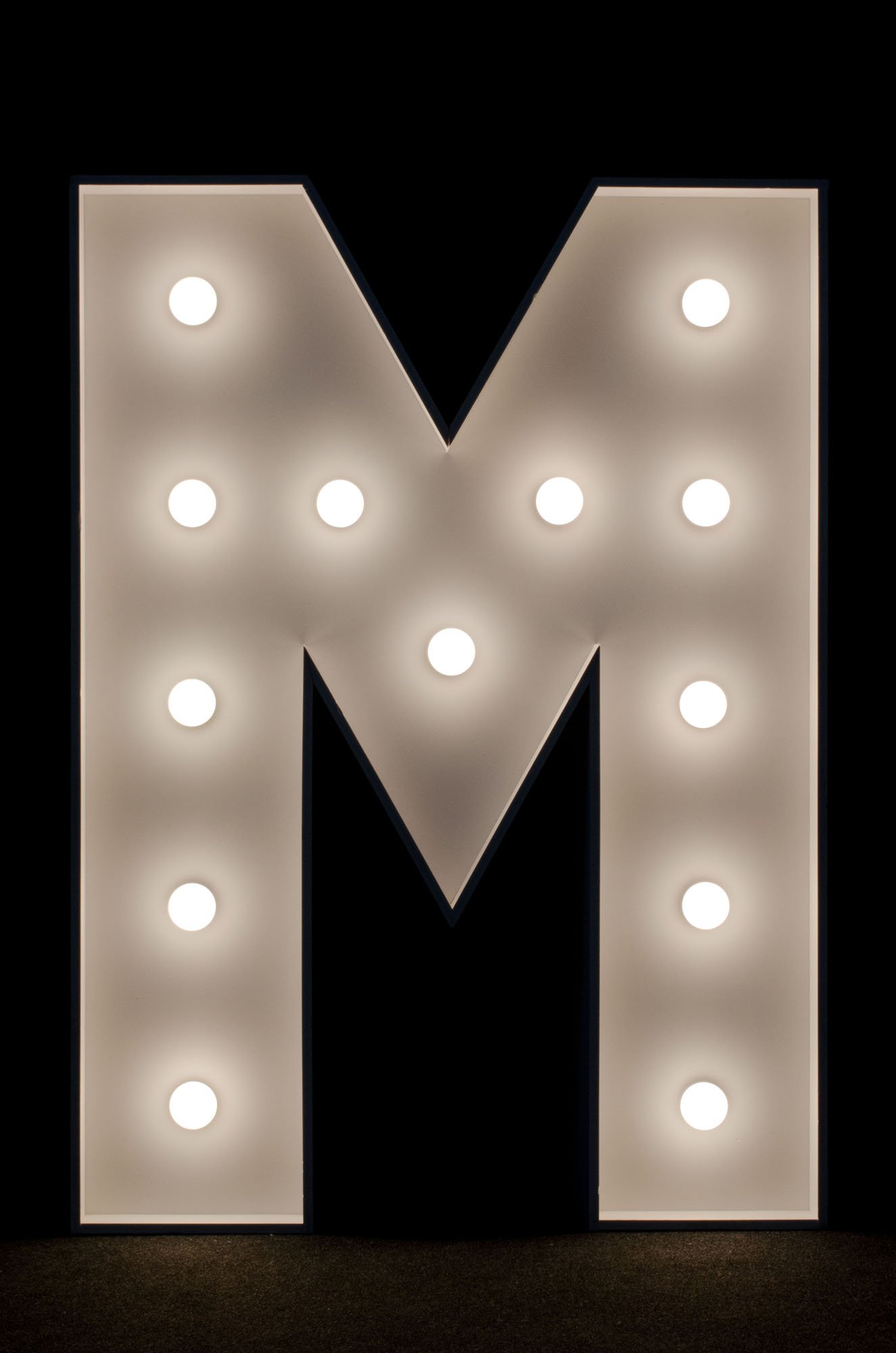 Litera M podświetlana żarówkami LED, o wysokości 1n, na wynajem, Opolu, alfabet A-Z