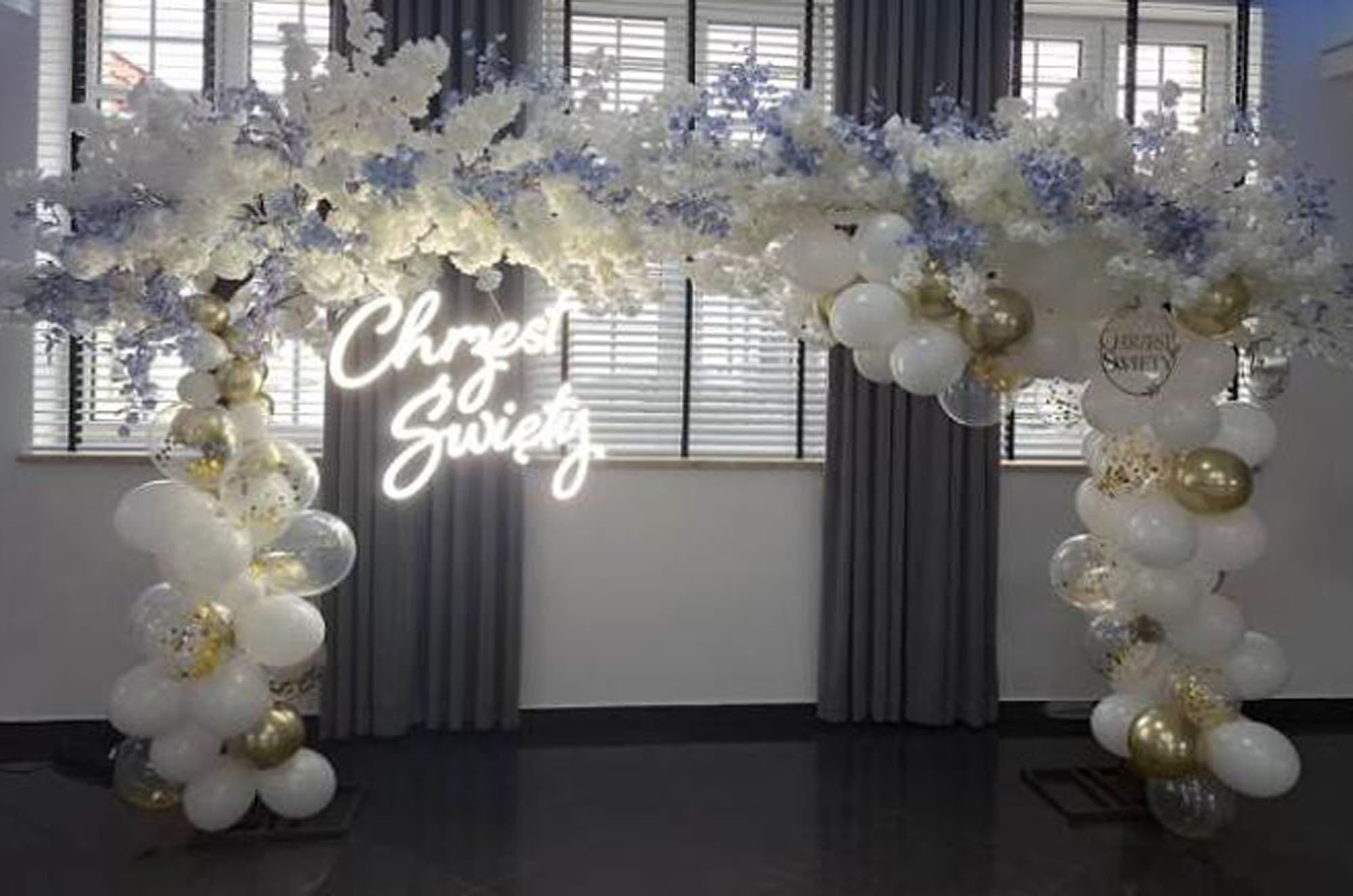 Dekoracja na Chrzest świety, neonled, balodowa dekoracja, swieze kwiaty, kwiatowyzakatek