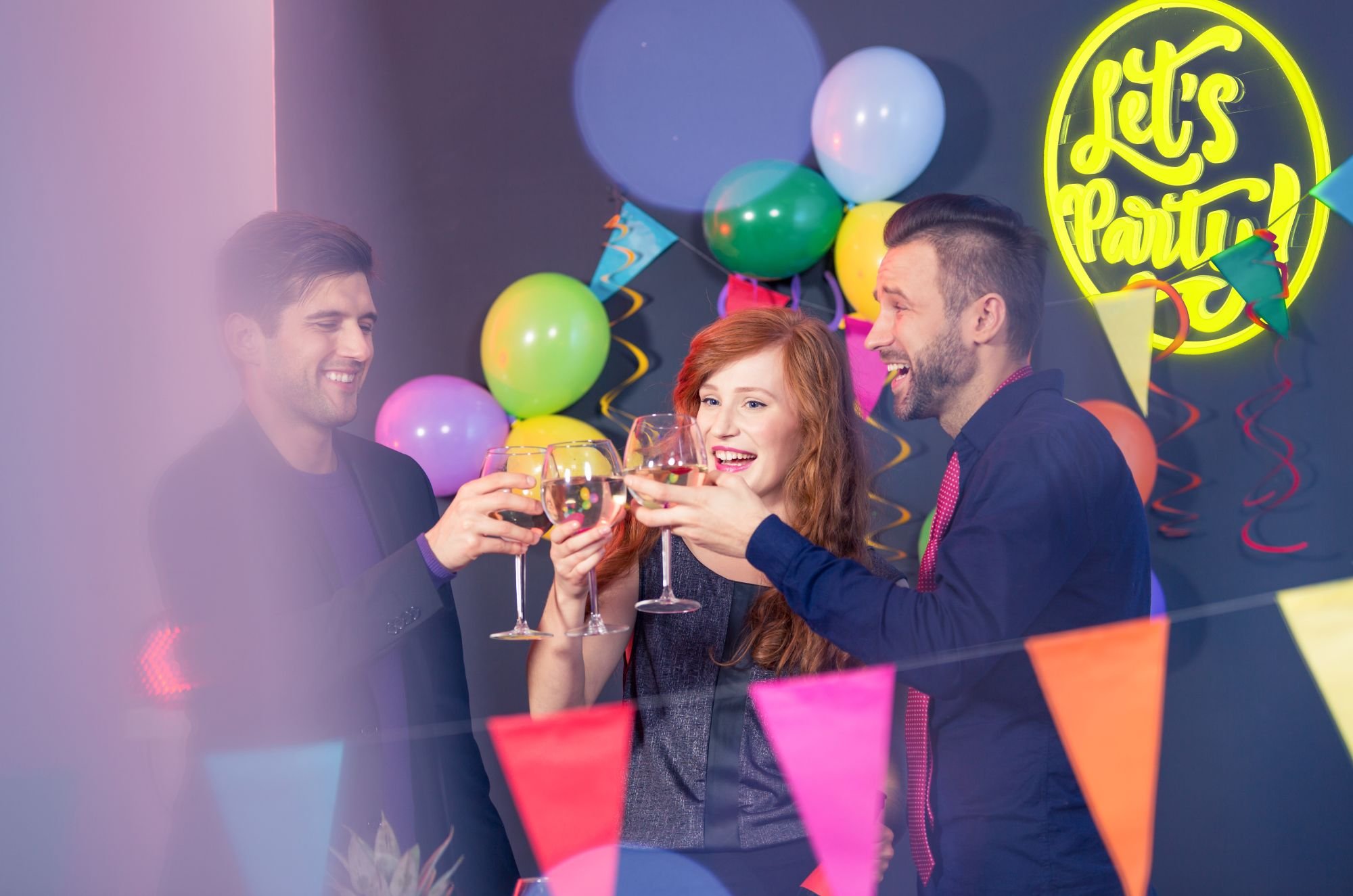 neon led let&rsquo;s party do dekoracji sali na urodziny, dom&oacute;wkę i event firmowy