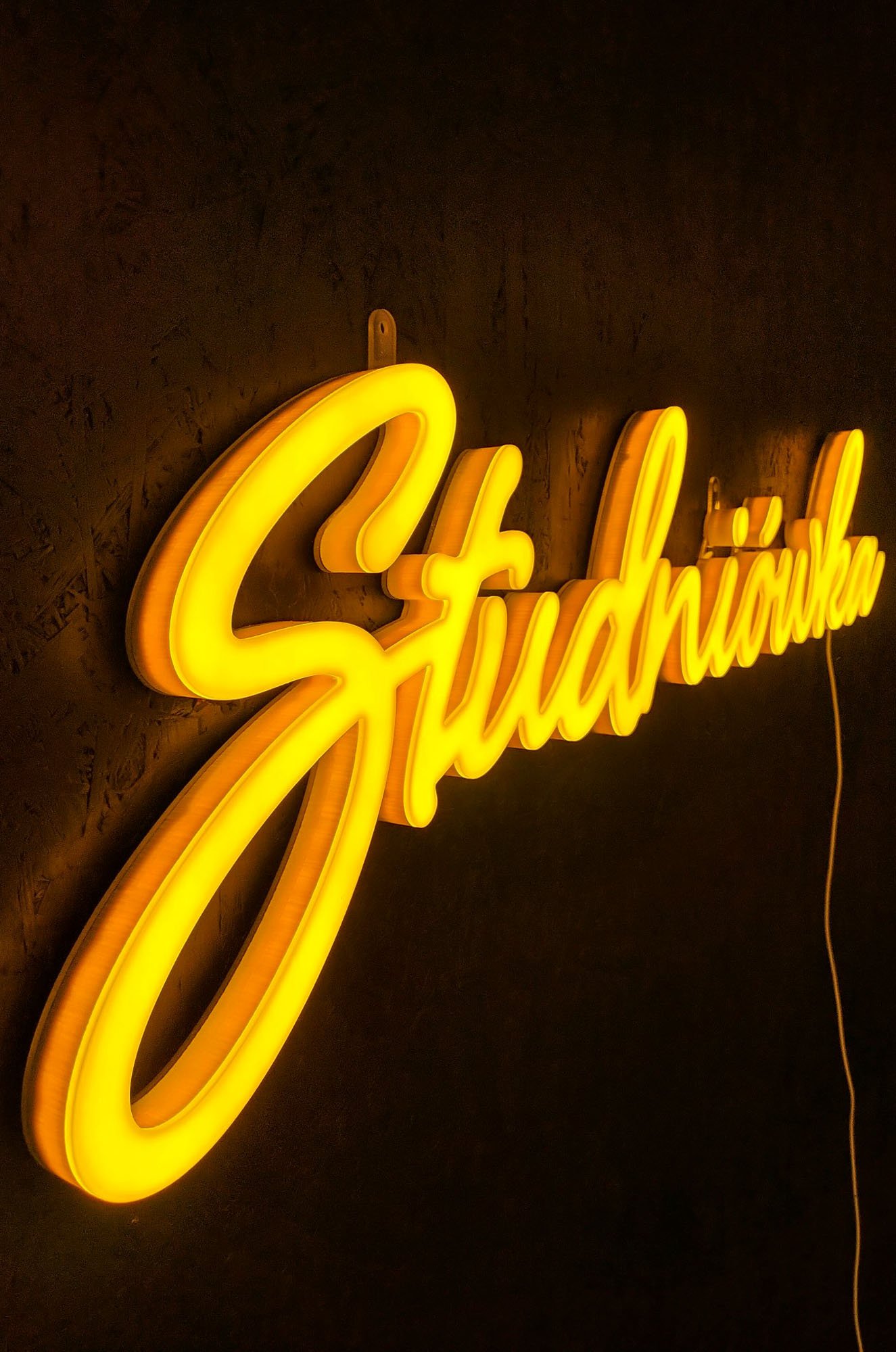 Bal maturalny w świetle neonu. Magia i energia na parkiecie