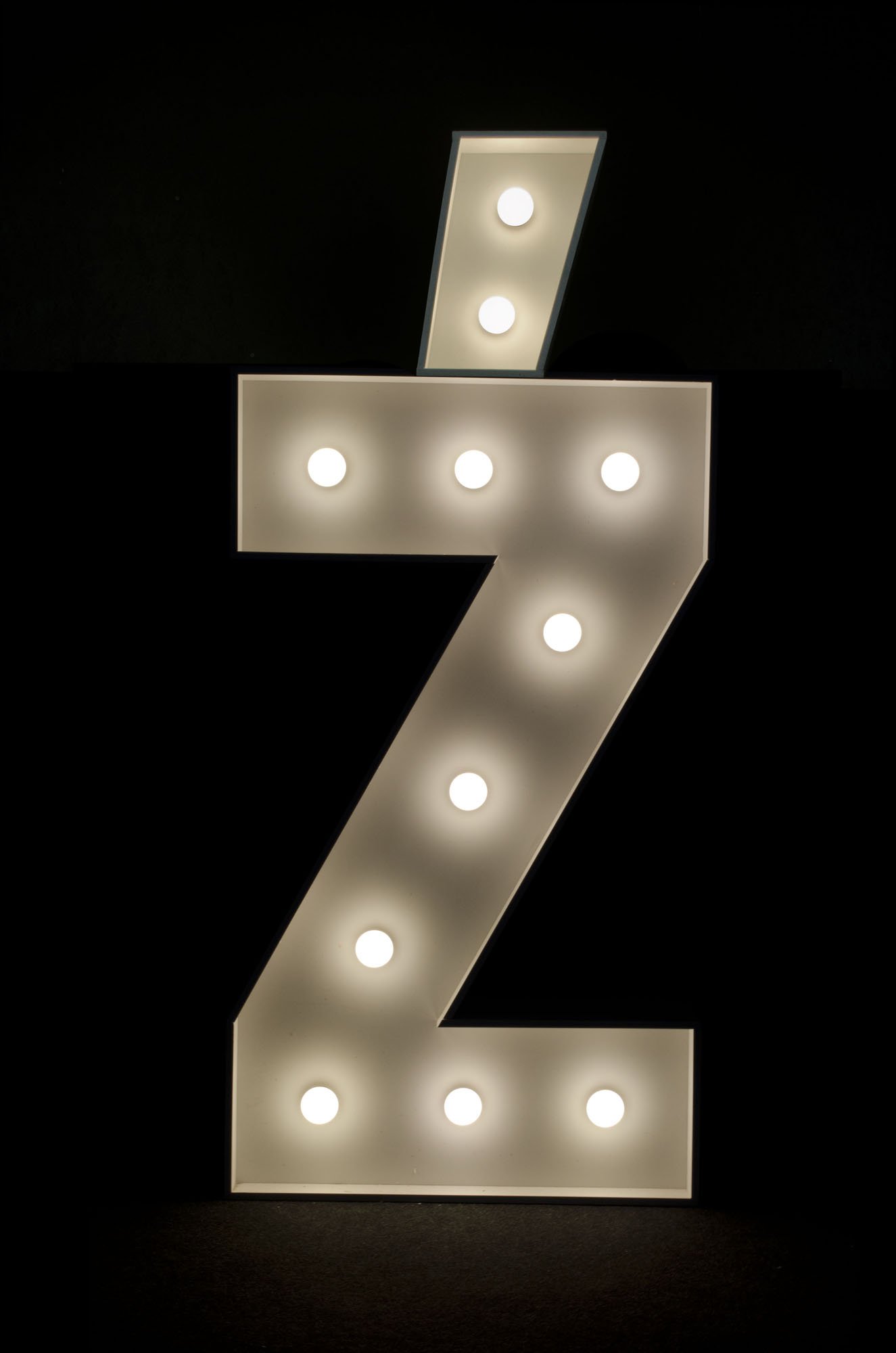 Litera Ź podświetlana żarówkami LED, o wysokości 1n, na wynajem, Opolu, alfabet A-Z