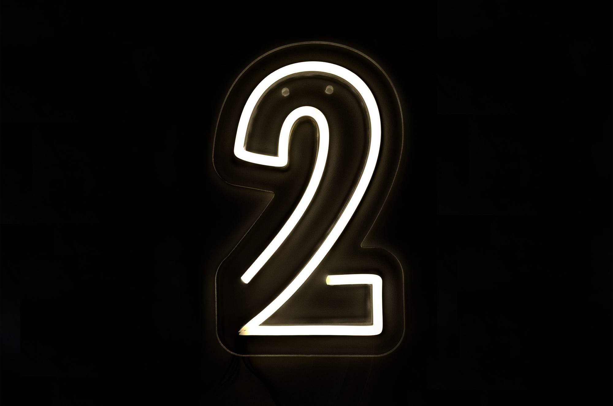 Cyfra 2 LED neonowa na urodziny dziecka – dekoracja eventowa LiteroweLove