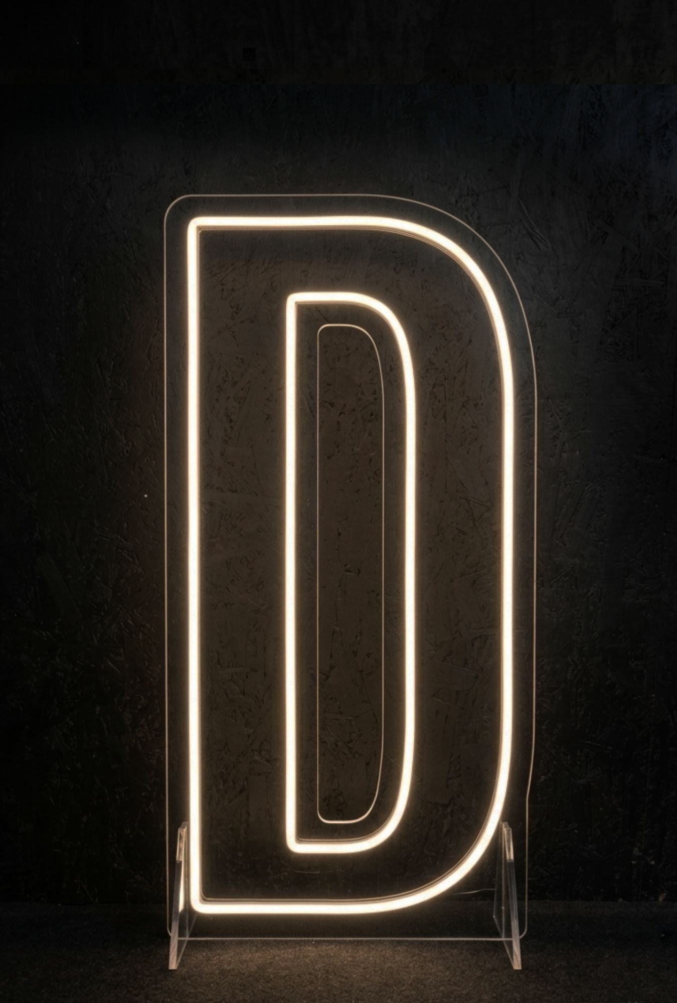 Litera D z neonowym konturem LED &ndash; stojąca dekoracja 120 cm na wynajem