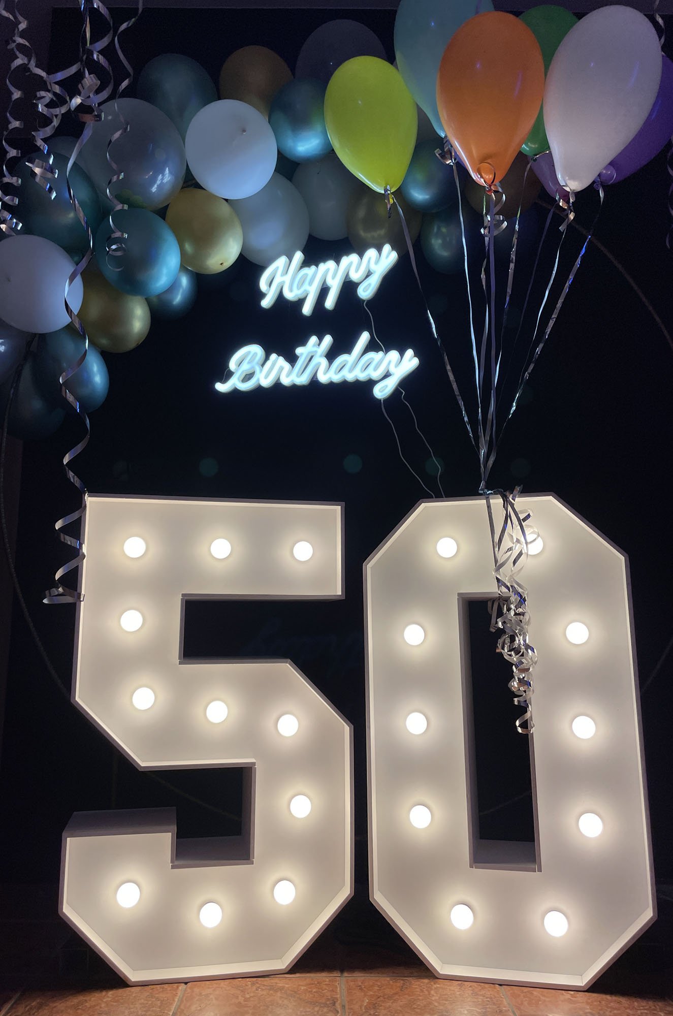 Neon LED Happy Birthday na wynajem. Dekoracja świetlna na urodziny do wypożyczenia, na wysyłkę