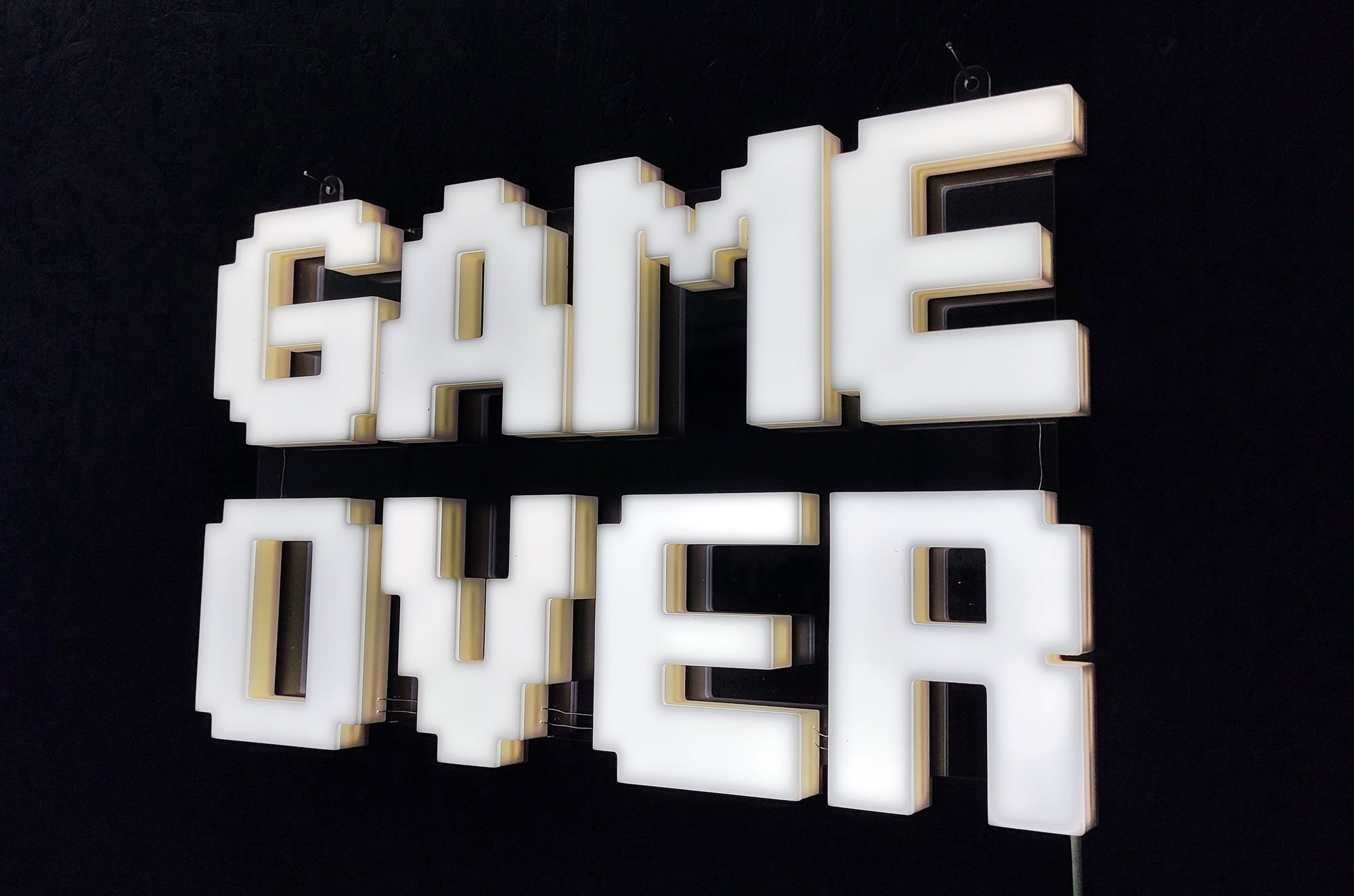 Świecący napis GAME OVER to doskonała dekoracja na wieczór kawalerski lub panieński, czy rozwód