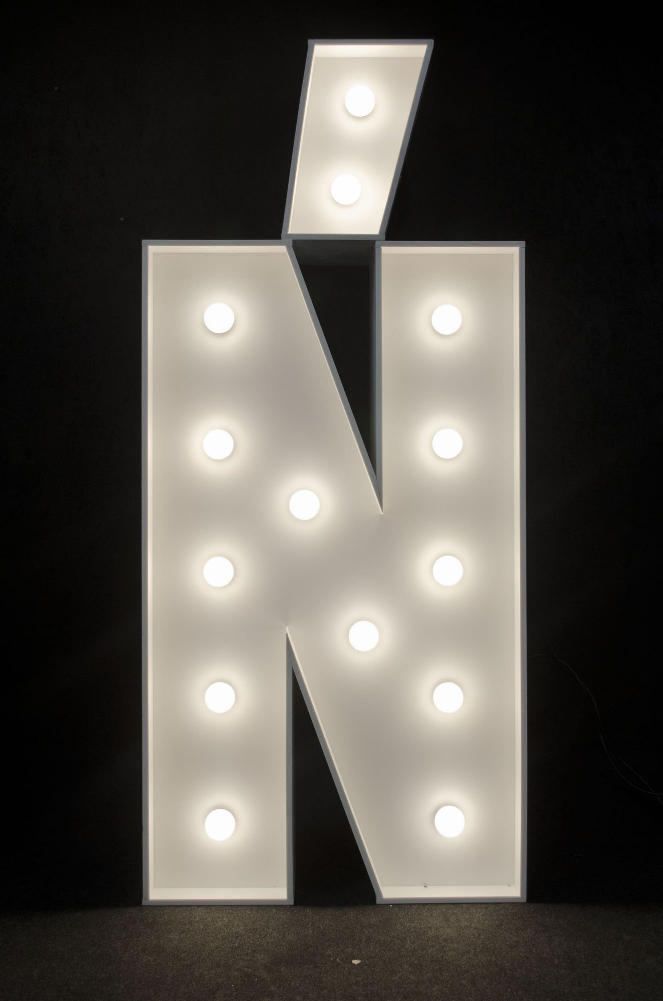 Litera Ń podświetlana żarówkami LED, o wysokości 1n, na wynajem, Opolu, alfabet A-Z