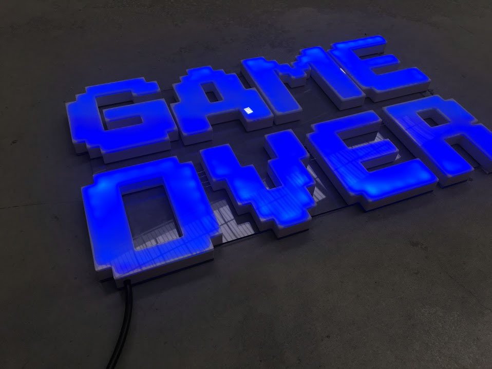 Stwórz niepowtarzalny klimat przyjęcia z napisem GAME OVER! Bądź oryginalny