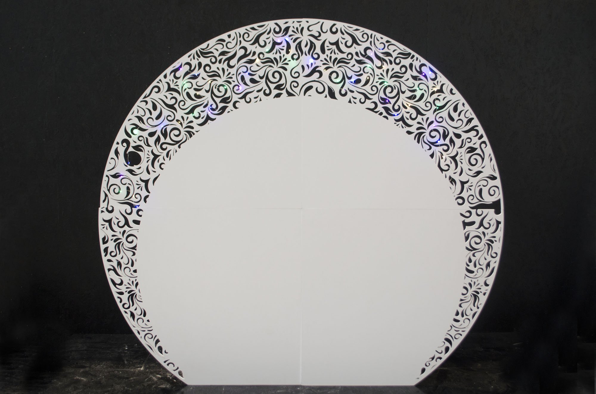 Dekoracyjne tło do sesji fotograficznej na urodziny - ścianka ażurowa