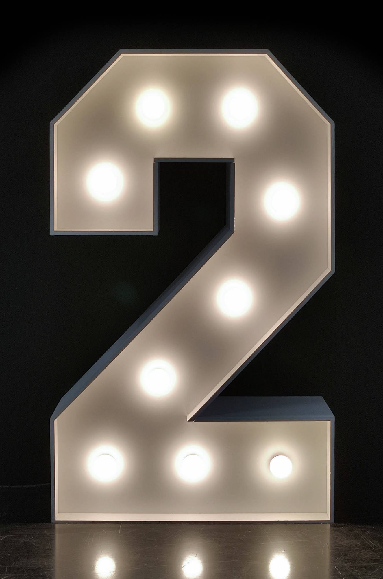 Stojąca cyfra 2 podświetlana żarówkami LED, o wysokości 1m, dekoracja świetlna, cyfry 0-9, Opole