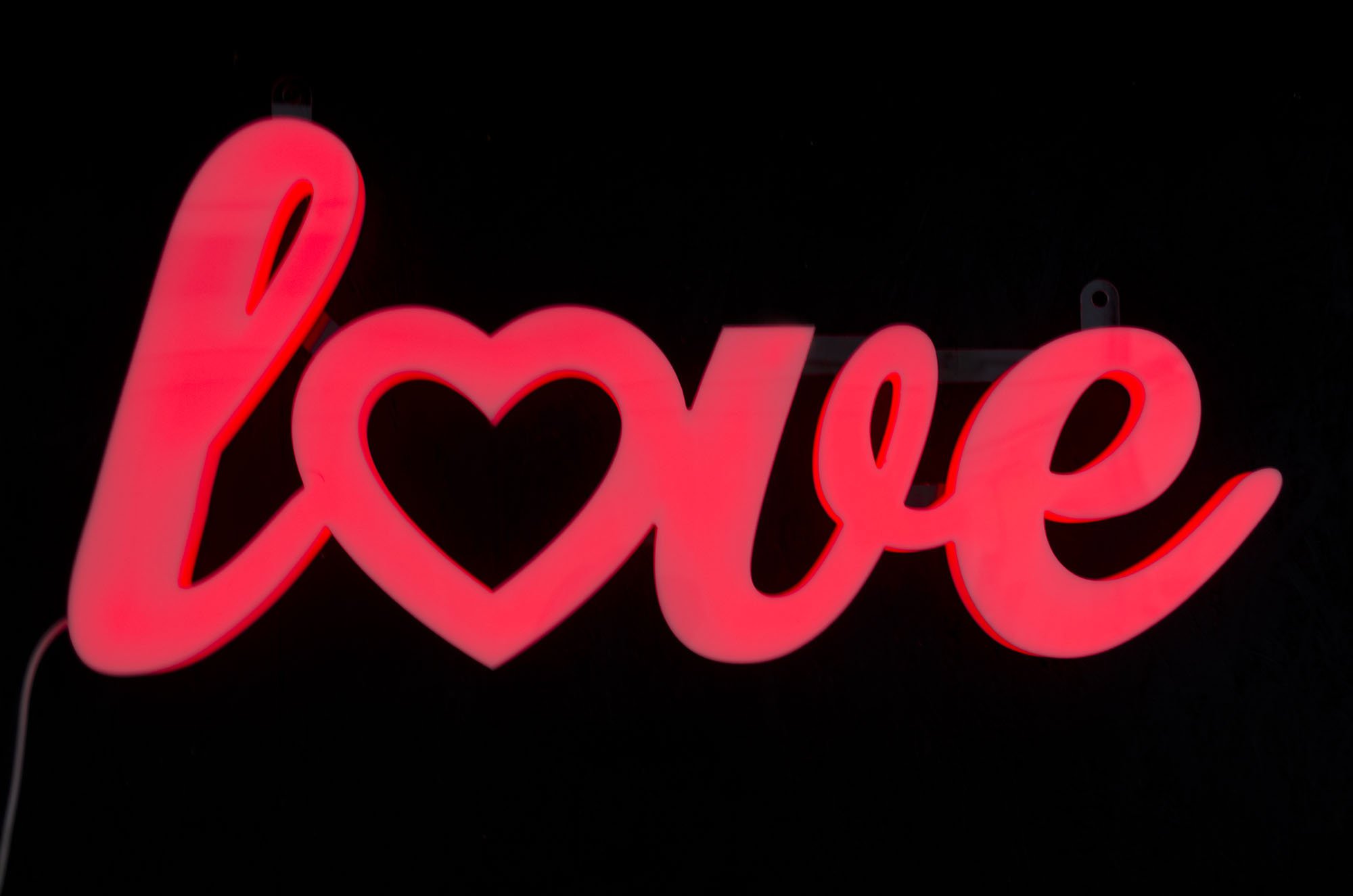 Wiszący neon LOVE na wynajem, soskonałe usupełnienie stojącego napisu LOVE o wysokości 100 cm.