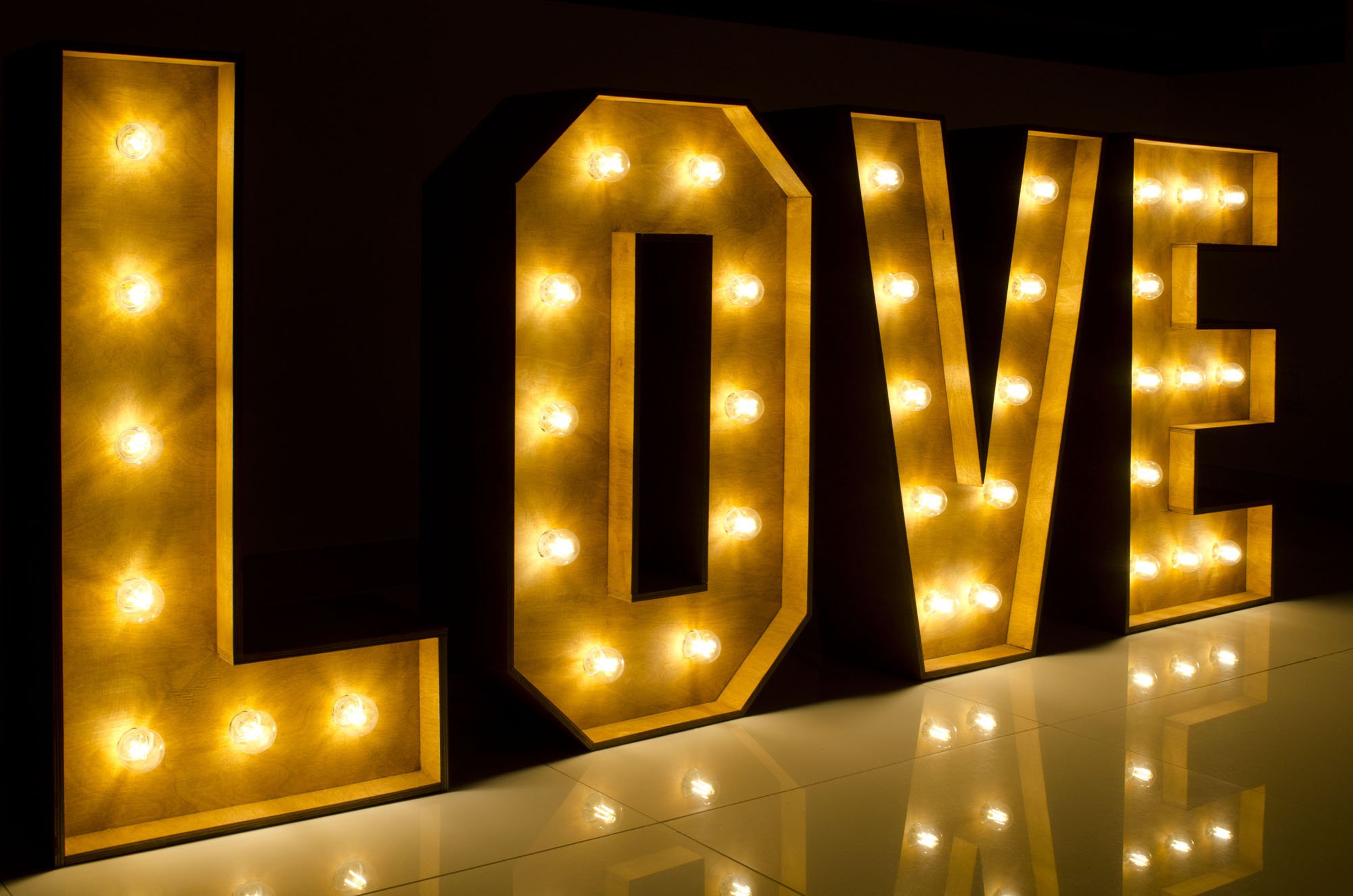 Drewniane litery LOVE wykonana ze sklejki