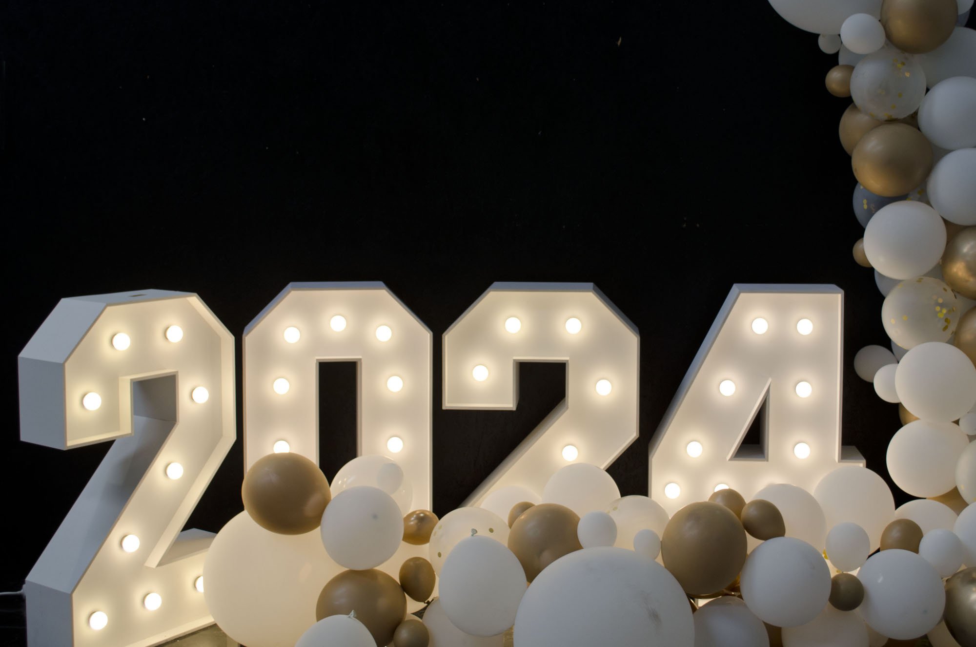 Dekoracja świetlna na sylwestra. Duże cyfry z żarówkami na wynajem