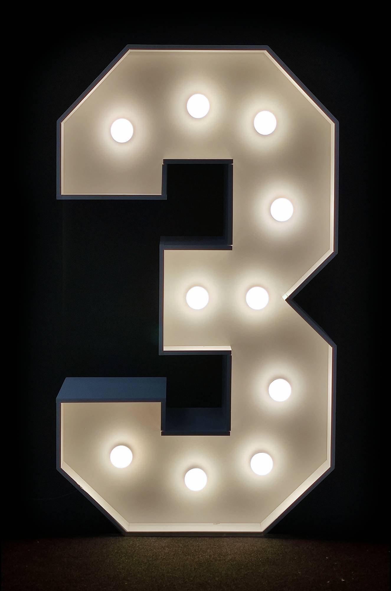 Stojąca cyfra 3 podświetlana żarówkami LED, o wysokości 1m, dekoracja świetlna, cyfry 0-9, Opole