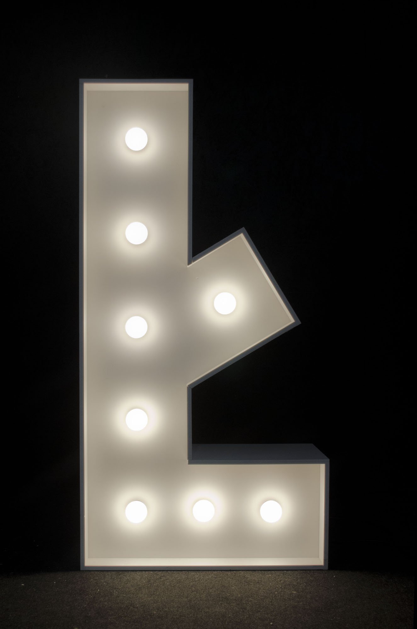 Litera Ł podświetlana żarówkami LED, o wysokości 1n, na wynajem, Opolu, alfabet A-Z