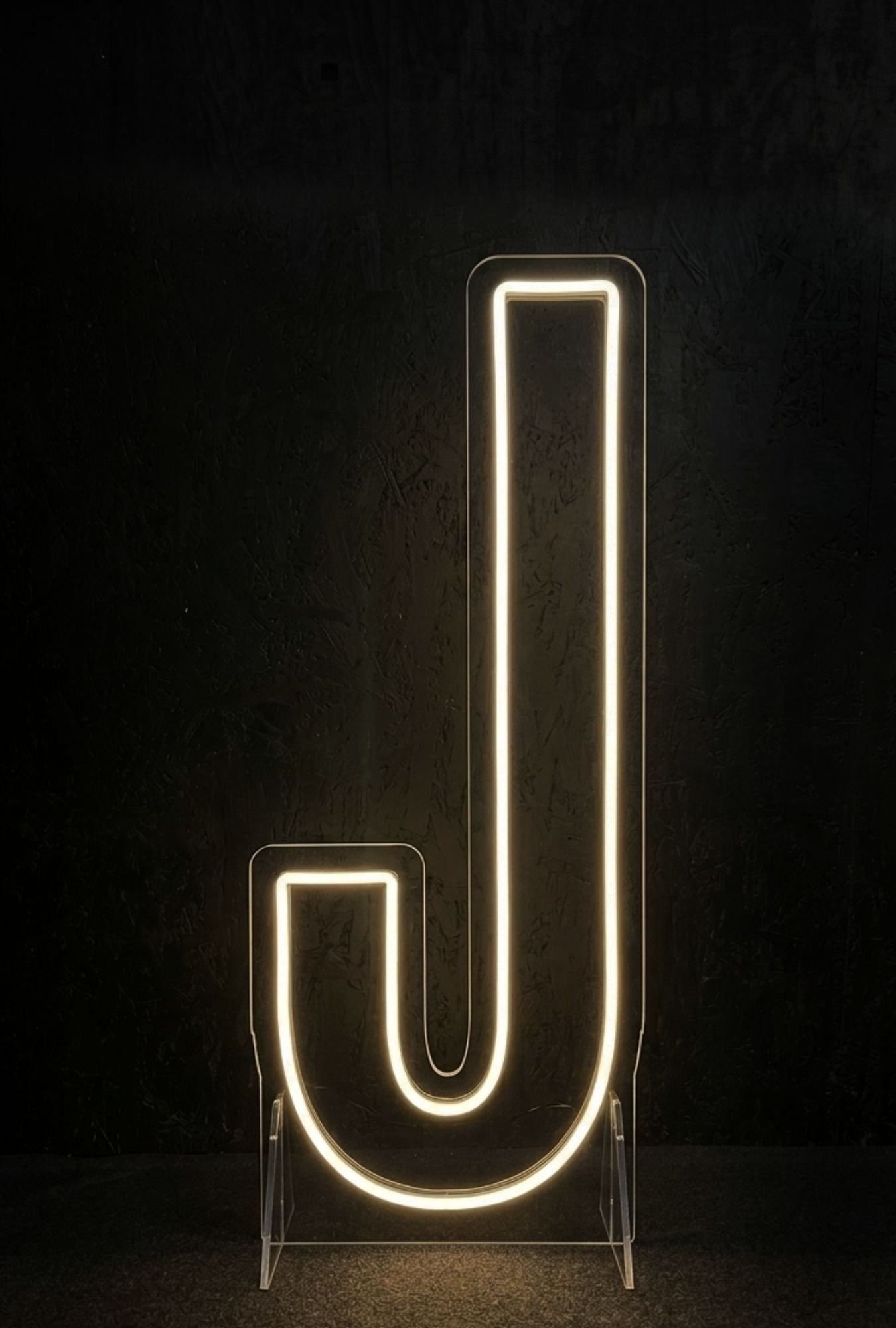 Podświetlana litera J 120 cm &ndash; stojąca litera LED na wynajem do inicjał&oacute;w