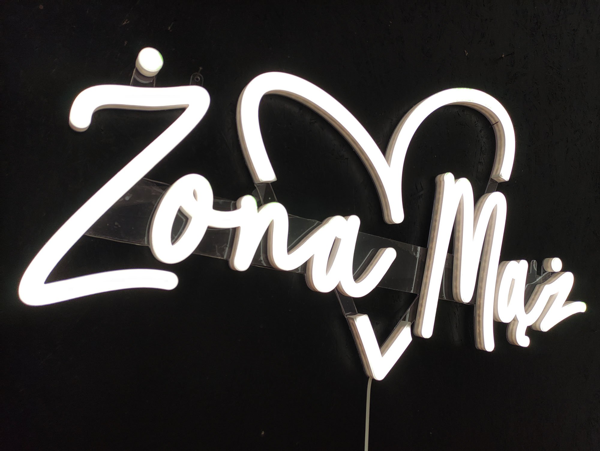 Bezpieczna forma neonu LED - ledonu z napisem Żona i Mąż wpisanym w serce.