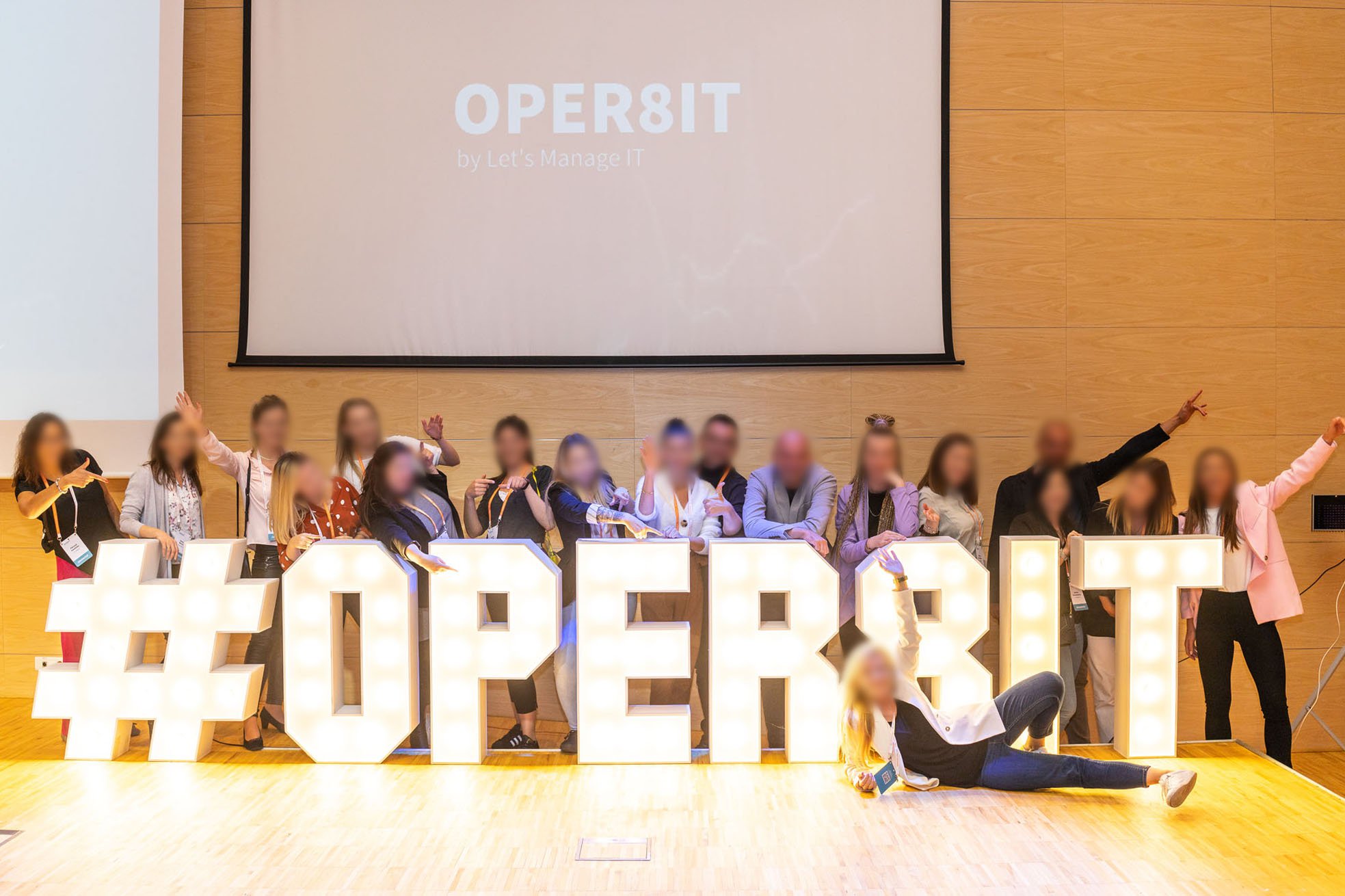 Imponujące, stojące litery na konferencji o wysokści 100 cm świecące LED