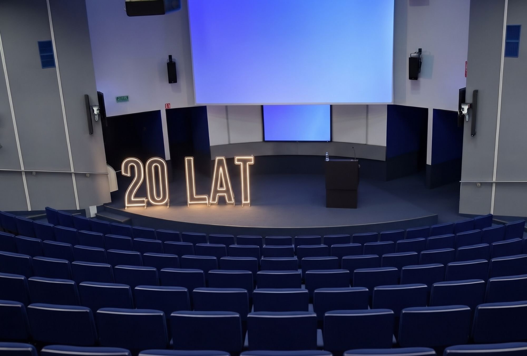 Stojące litery i cyfry neonowe 120 cm &ndash; personalizowane napisy LED na wynajem LiteroweLove