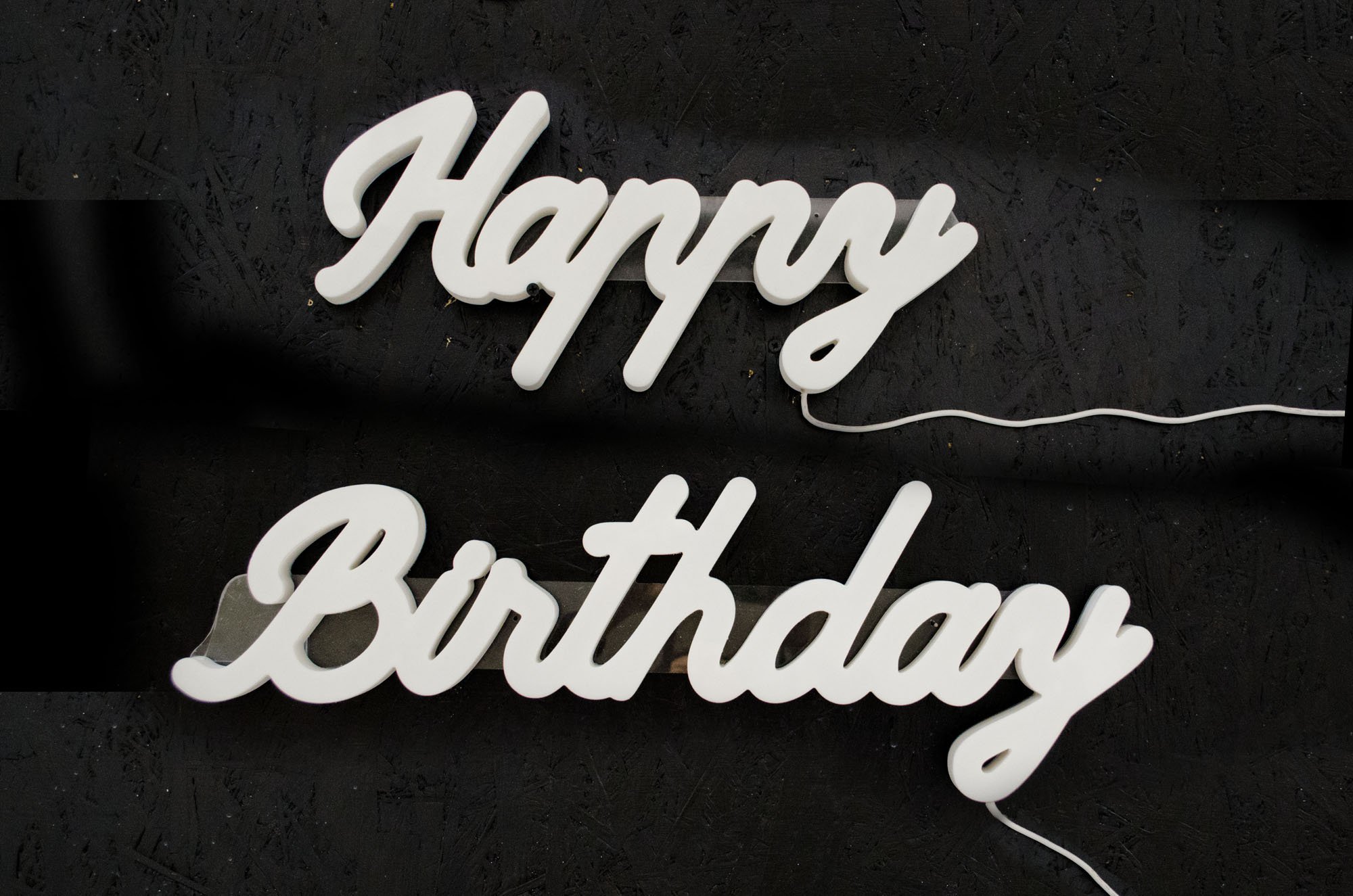 Neon LED Happy Birthday, podświetlana dekoracja na urodziny na wynajem, Opole.