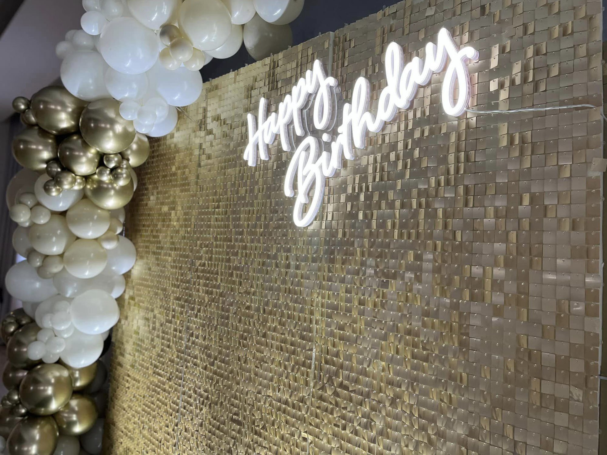 Świecąca dekoracja na urodziny - neon Happy Birthday . Wysyłka kurierem na terenie całej Polski!