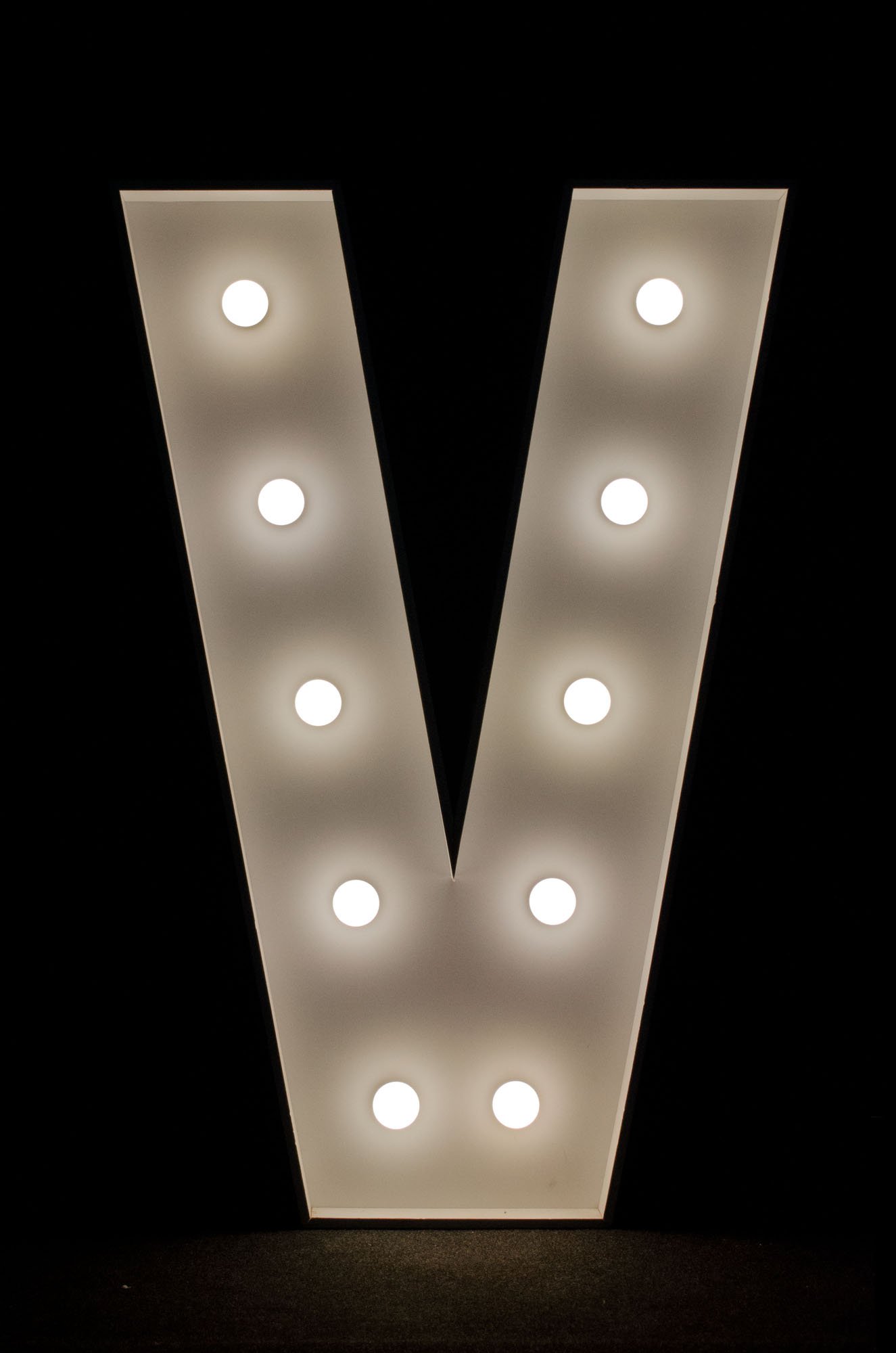 Litera V podświetlana żarówkami LED, o wysokości 1n, na wynajem, Opolu, alfabet A-Z