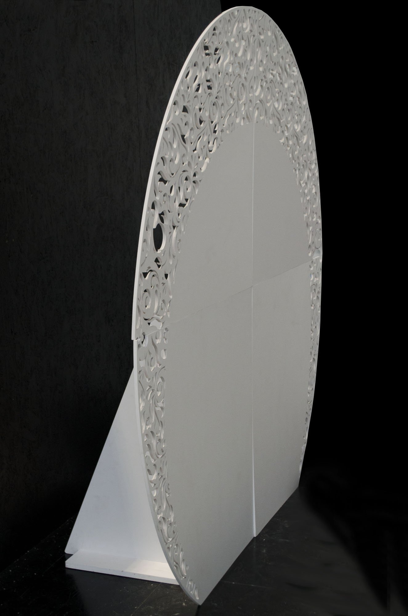 Biała ścianka ażurowa lepsza od kurtyny na tło do pamiątkowej fotografii rodzinnej