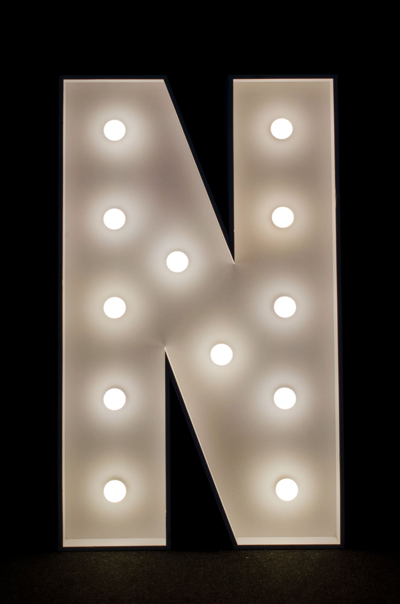 Litera N podświetlana żarówkami LED, o wysokości 1n, na wynajem, Opolu, alfabet A-Z