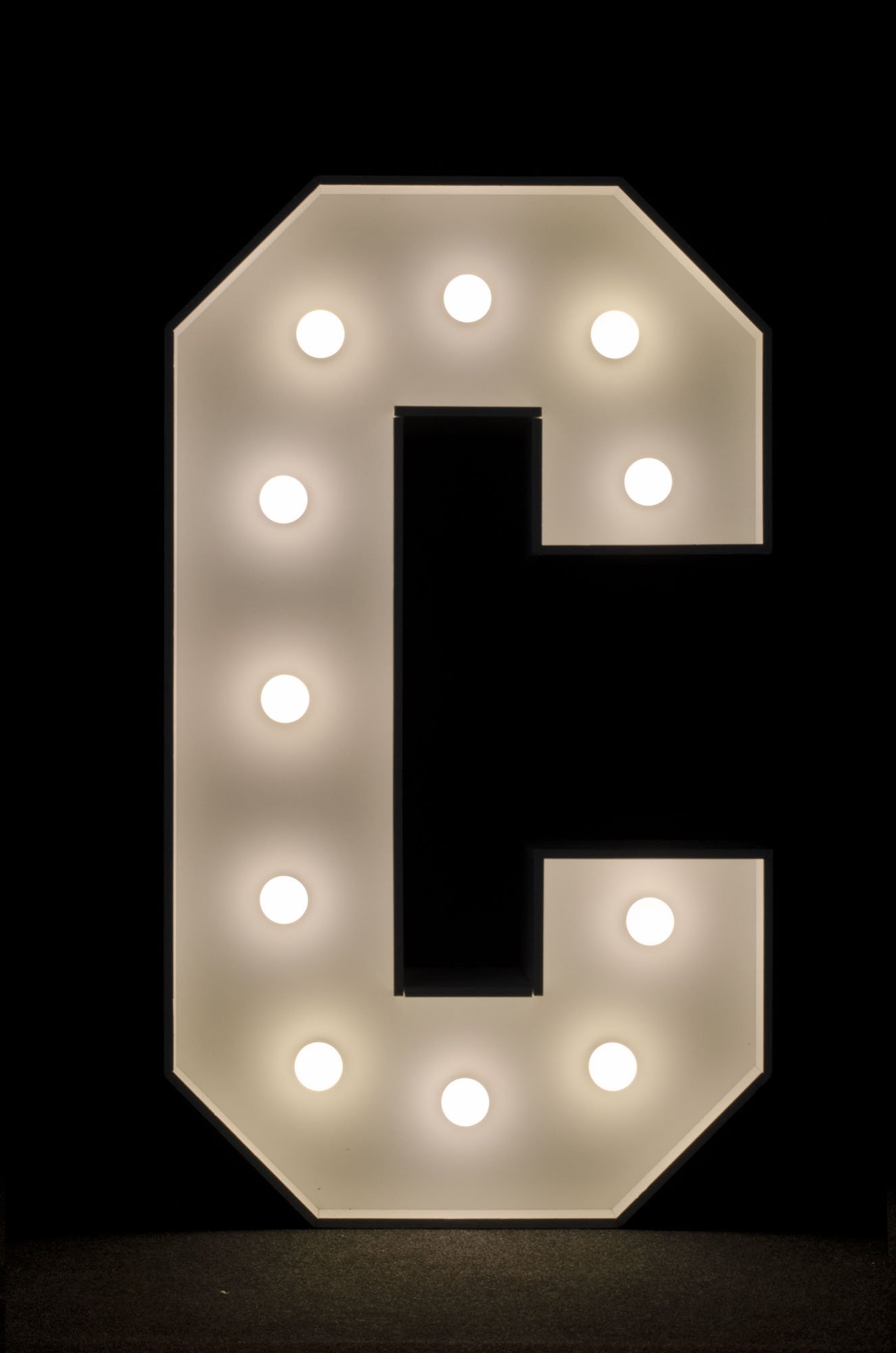 Litera C podświetlana żarówkami LED, o wysokości 1n, na wynajem, Opolu, alfabet A-Z