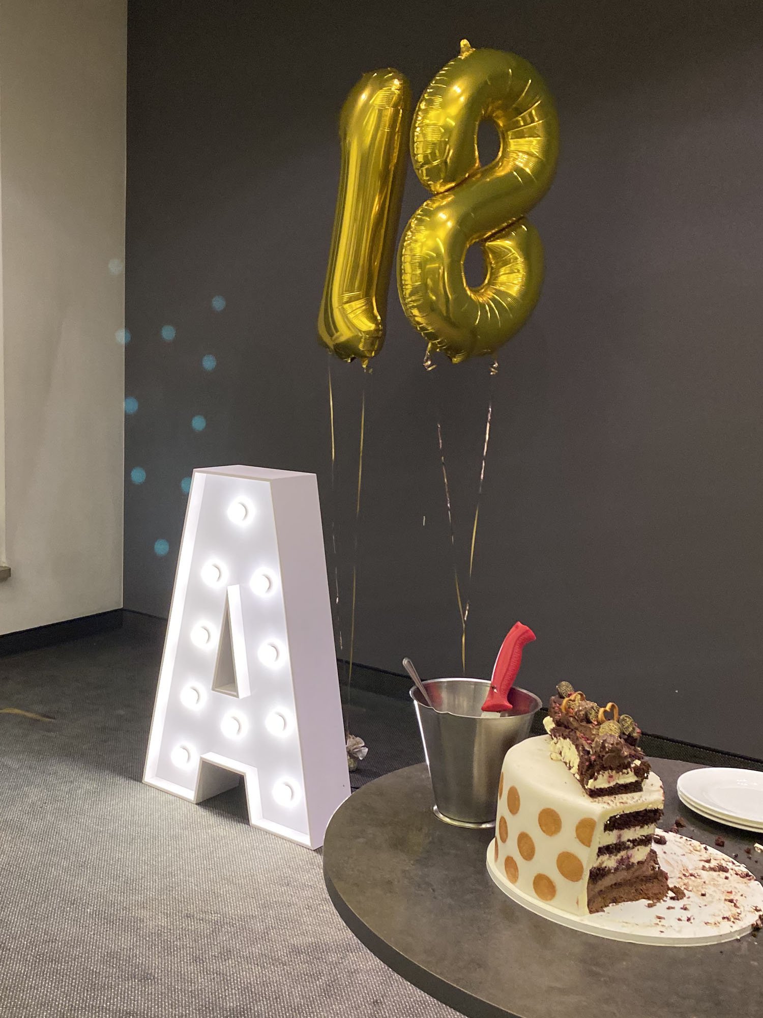 Duże INICJAŁ lub SKRÓT NAZWY FIRMY to doskonała śietlna dekoracja każdego eventu i każdej konenecji