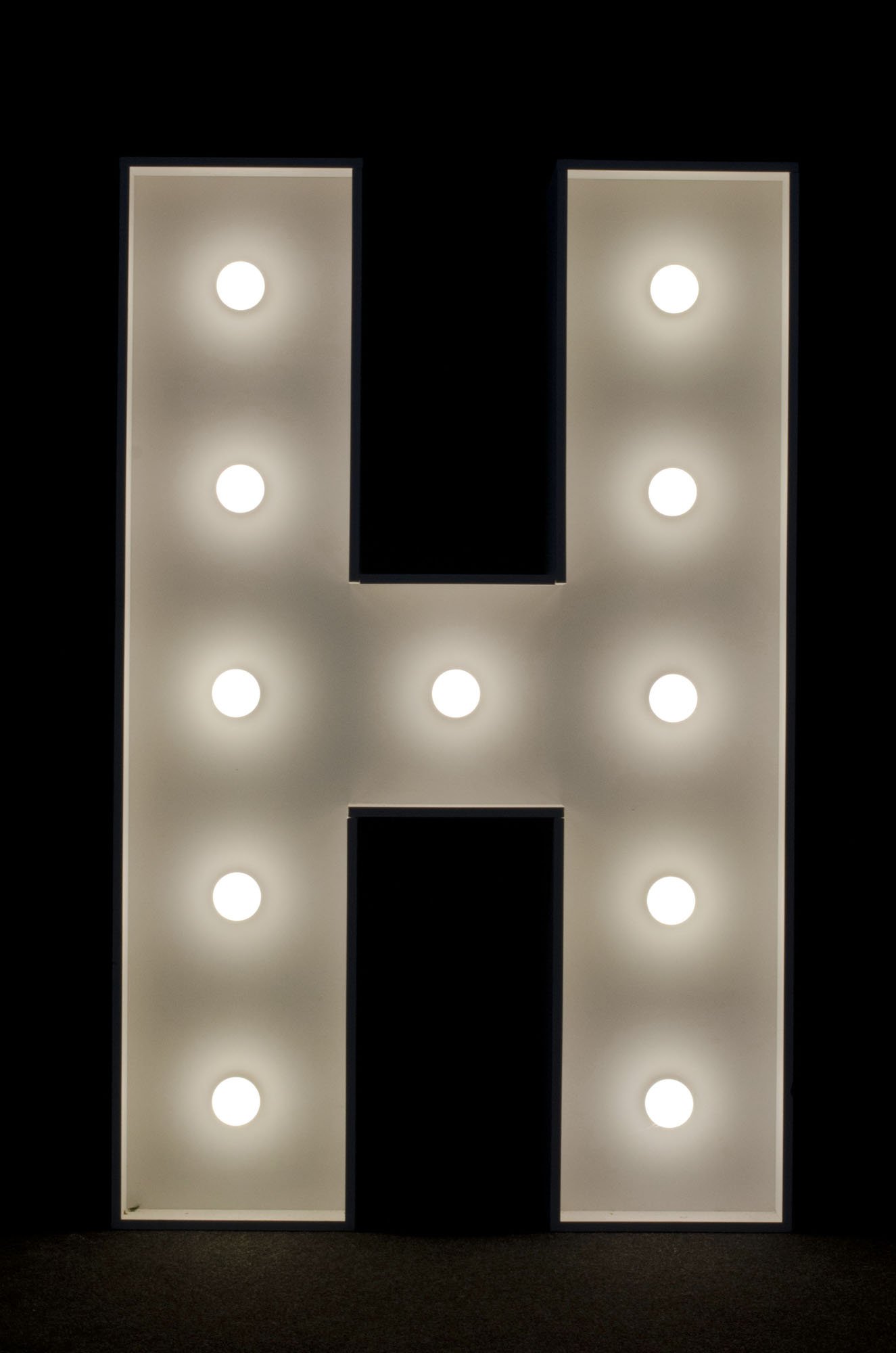 Litera H podświetlana żarówkami LED, o wysokości 1n, na wynajem, Opolu, alfabet A-Z