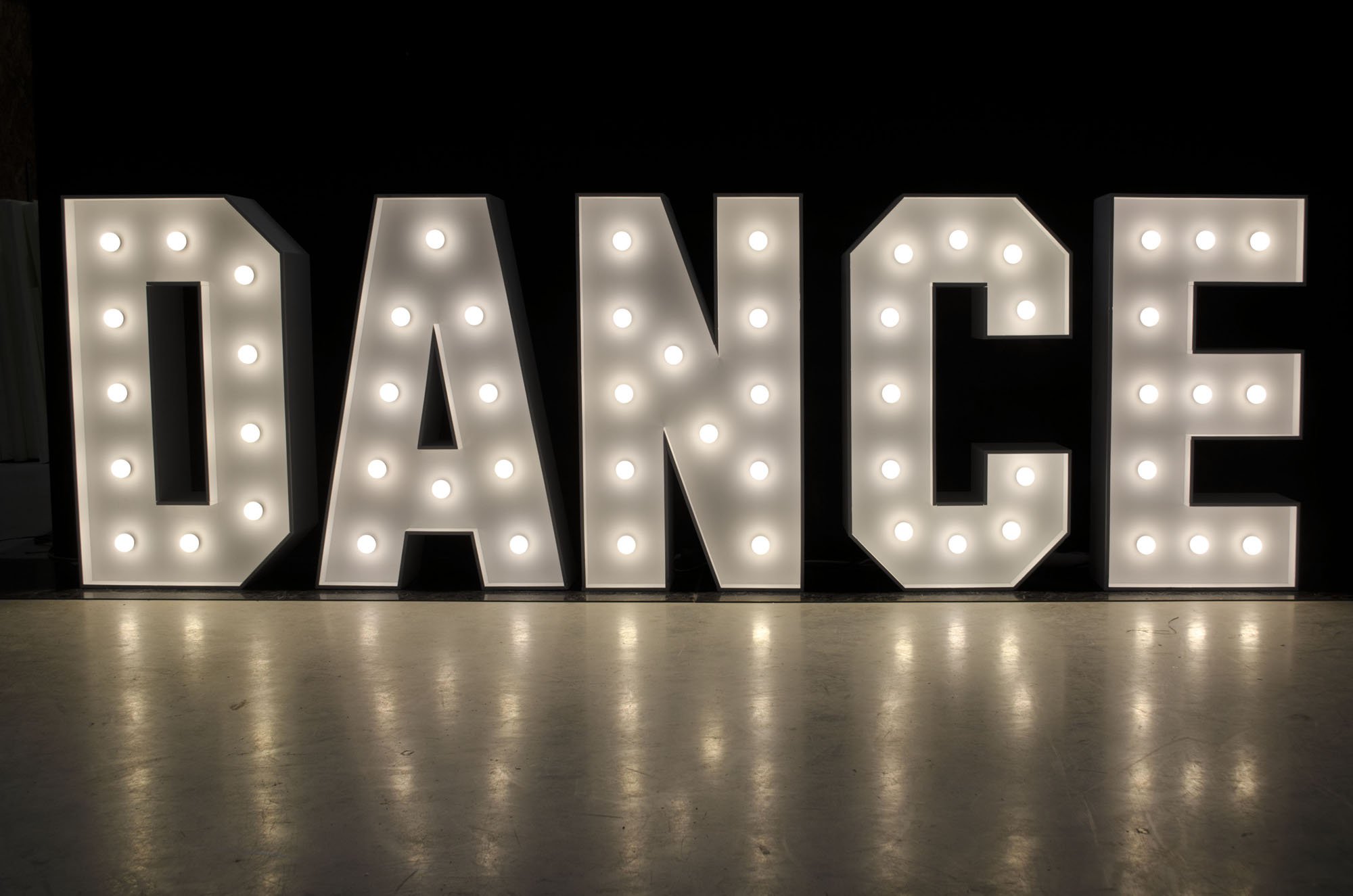 PARTY, DANCE, ESSA skomponuj swoje hasło przewodnie przyjęcia, zrealizujemy je dla ciebie!