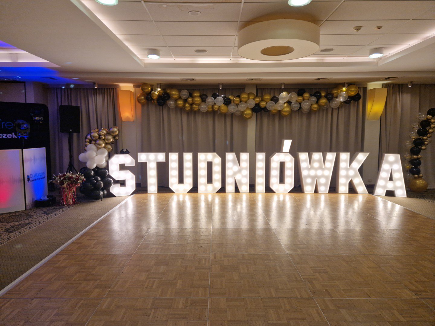 Dekoracje świetlne na BAL MATURALNY STUDNIÓWKĘ, wyjątkowa oprawa