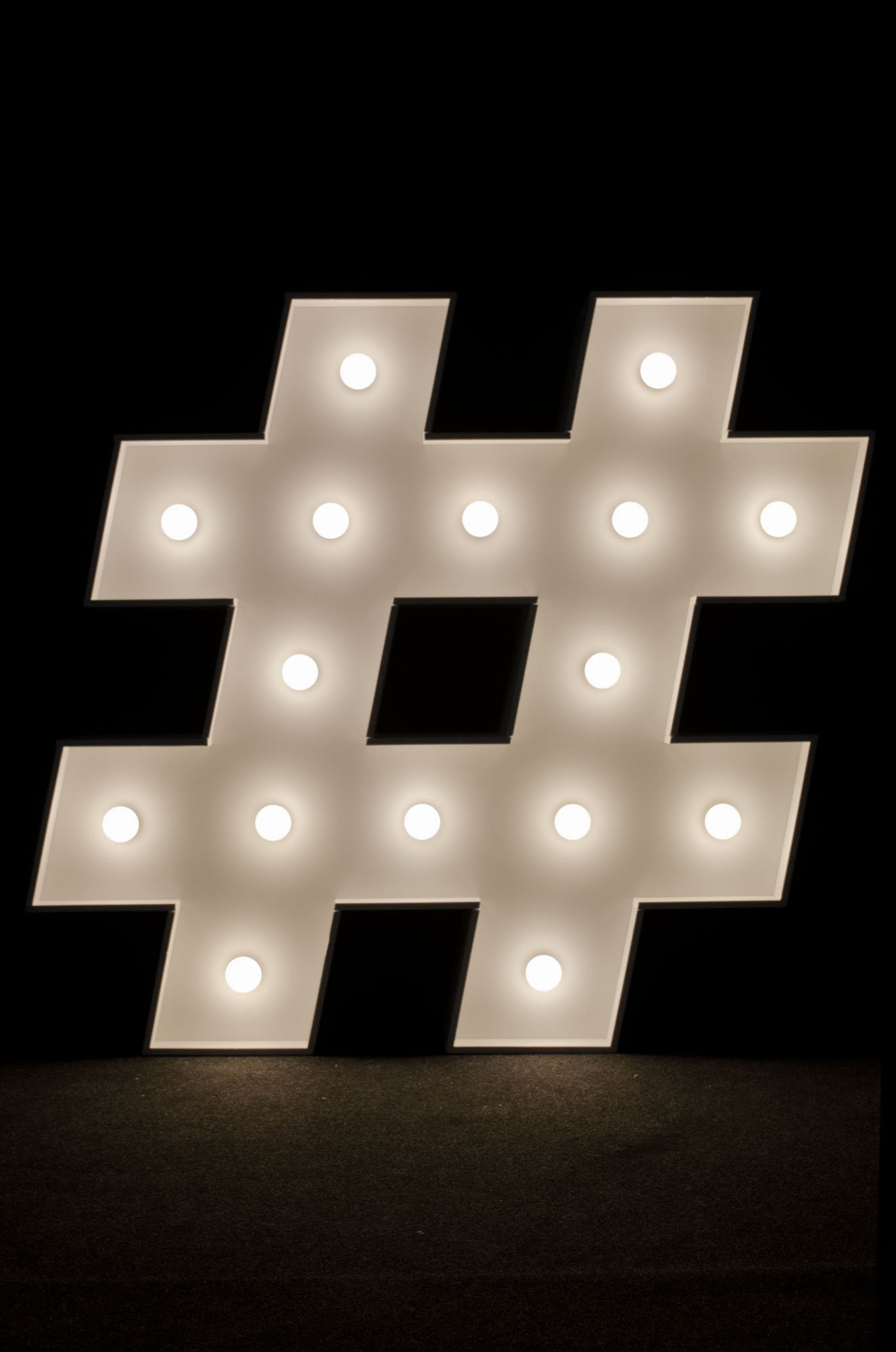 Znak # podświetlany żarówkami LED, o wysokości 1n, na wynajem, Opolu, alfabet A-Z