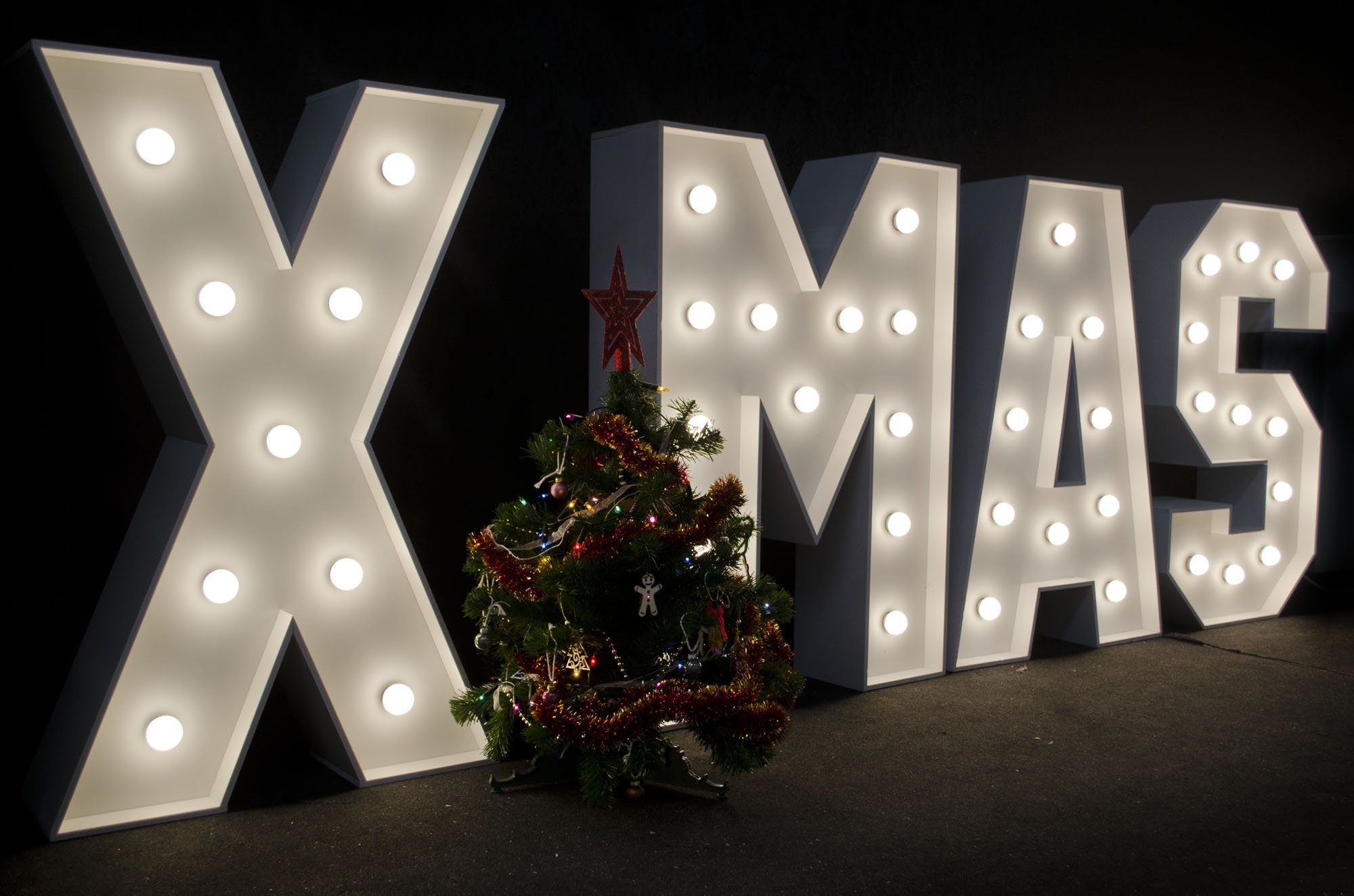 Dekoracja świetlna na wigilię firmową, stojące litery z żarówkami XMAS