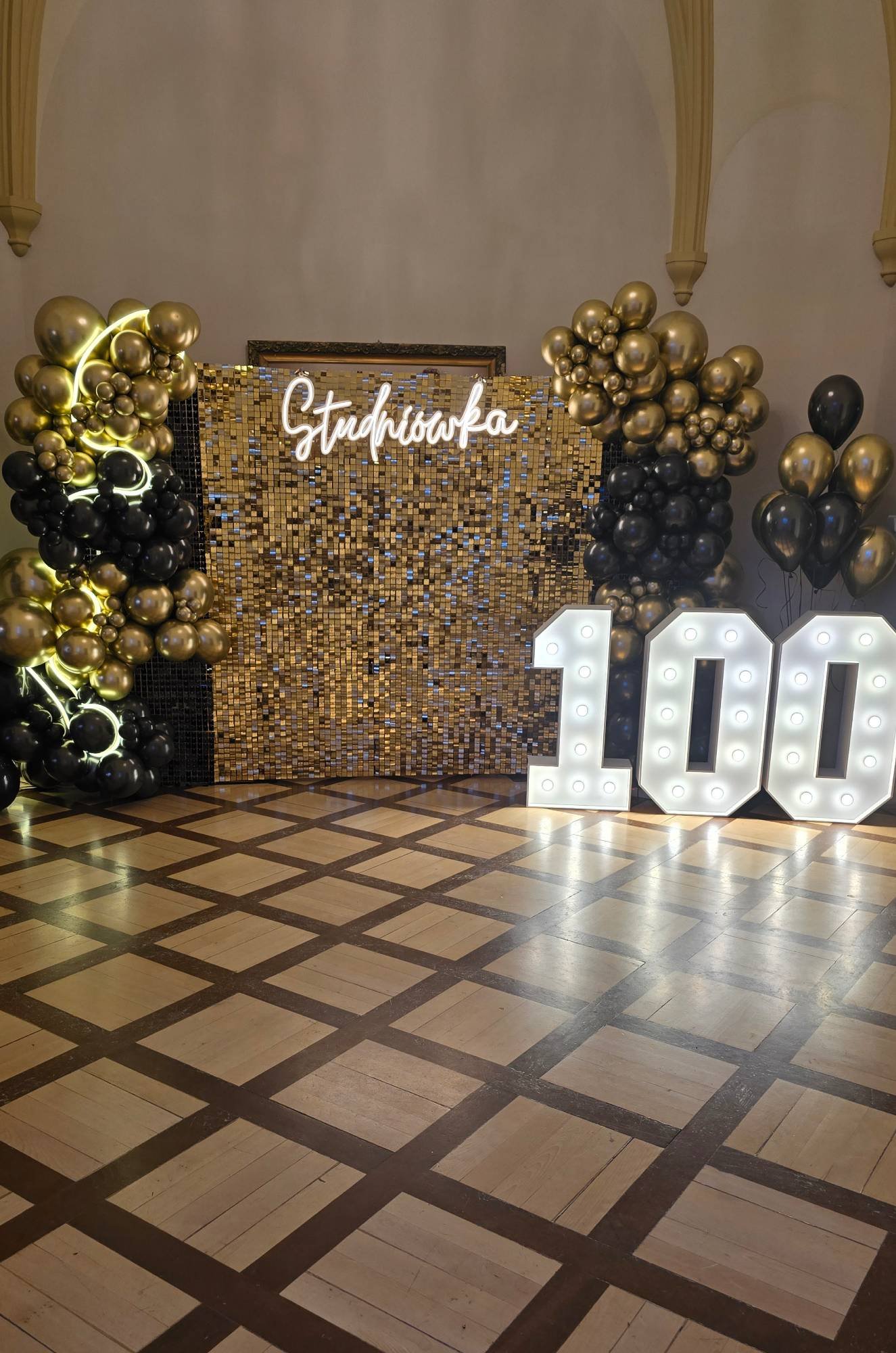 Dekoracja świetlna na studniówkę, najpopularniejszy zestaw na wynajem: neon i cyfry LED