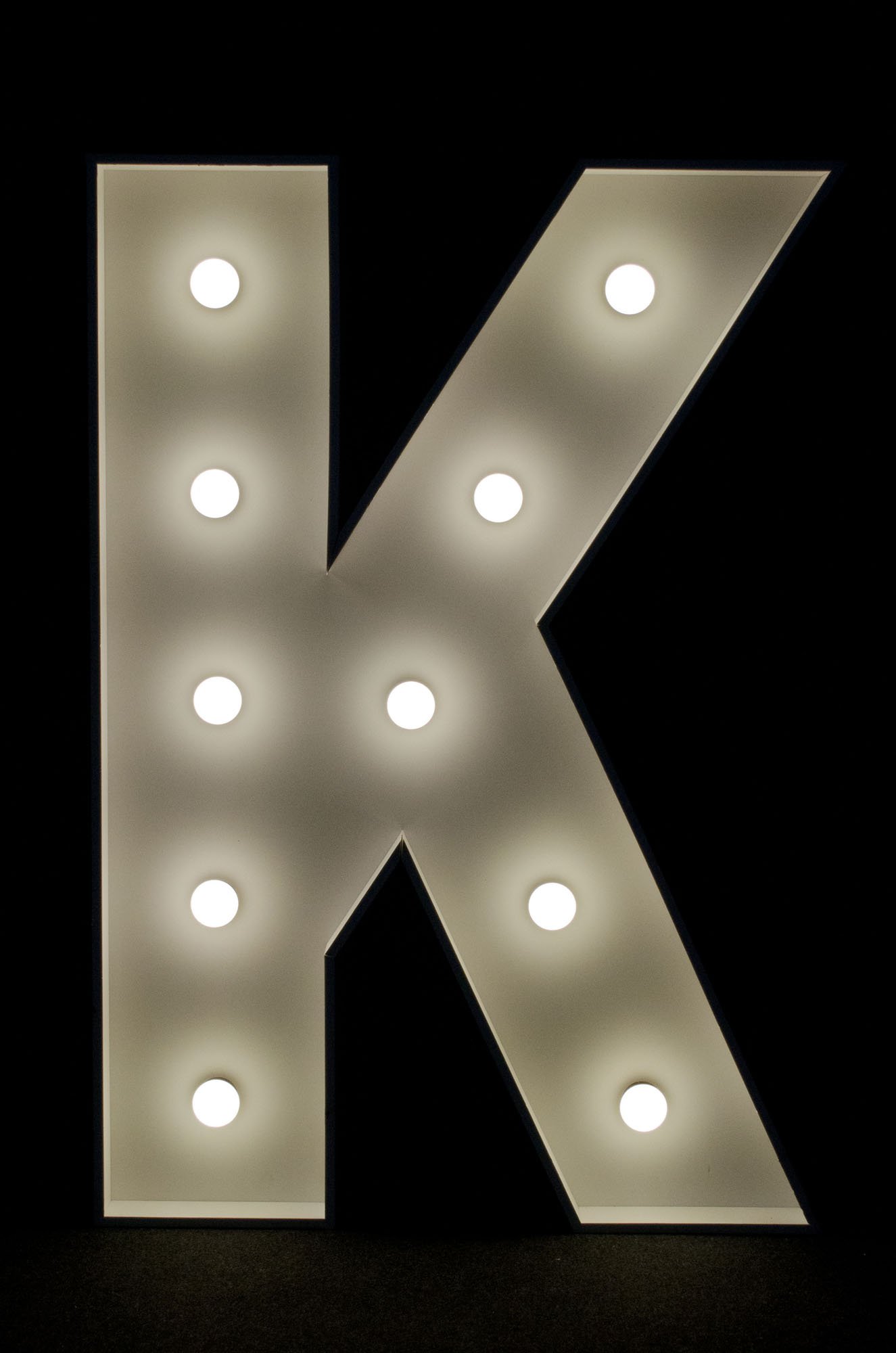 Litera K podświetlana żarówkami LED, o wysokości 1n, na wynajem, Opolu, alfabet A-Z