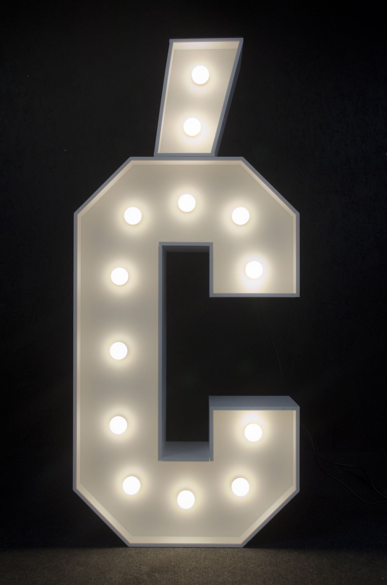 Litera Ć podświetlana żarówkami LED, o wysokości 1n, na wynajem, Opolu, alfabet A-Z