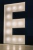 Litera E podświetlana żarówkami LED, o wysokości 1 metra, na wynajem w Opolu