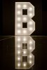 Litera B podświetlana żarówkami LED, o wysokości 1 metra, na wynajem w Opolu