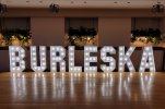 Stojąca litera B podświetlana żarówkami LED, o wysokości 1m, dekoracja świetlna na bal sylwestrowy