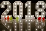 Podświetlana dekoracja na sylwestra, cyfry z żarówkami w nowy rok