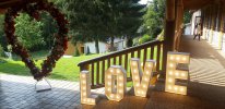 Litery LOVE z żarówkami doskonała dekoracja na przywitanie Pary Młodej i gości