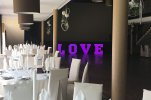 Podświetlane litery LOVE na salę weselną często stawiane są pod sceną.
