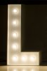Litera L podświetlana żarówkami LED, o wysokości 1 metra, na wynajem w Opolu