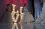Napis LOVE z ażurem w serca podczas Targów Ślubnych na scenie, litery na wynajem, Opole